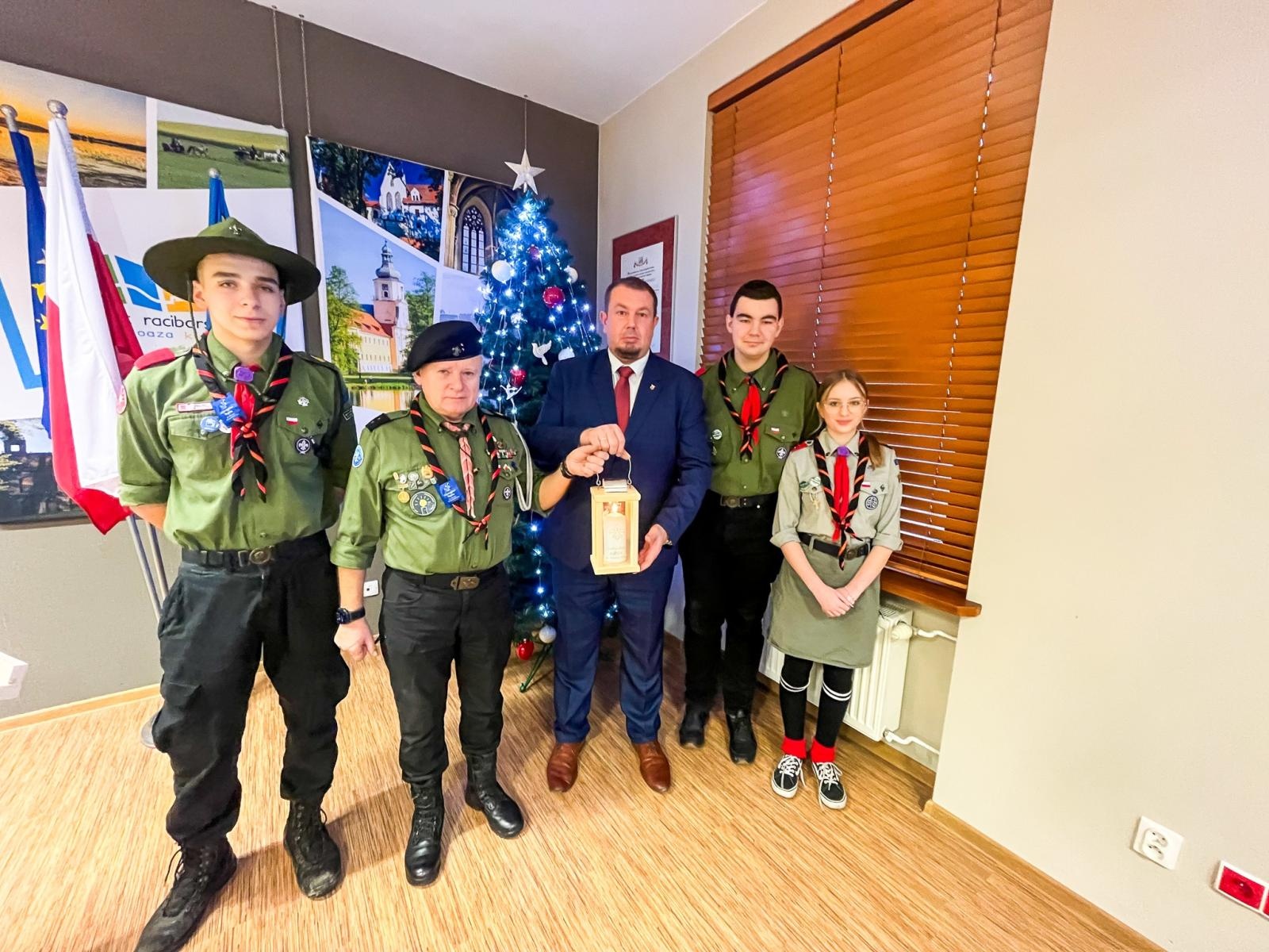 Zdjęcie w galerii na portalu naszraciborz.pl: Betlejemskie światło pokoju dotarło do Starostwa. Jest symbolem nadziei i jedności wiadomości z regionu