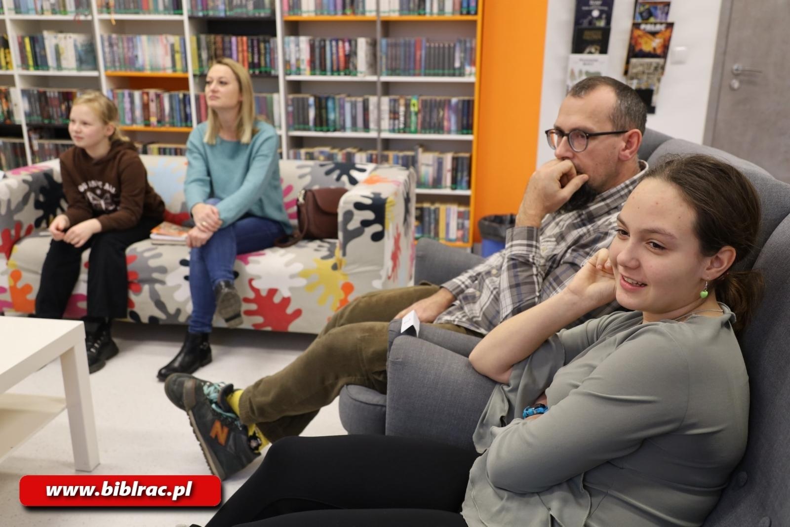 Zdjęcie w galerii na portalu naszraciborz.pl: Czytał dziadek, czytał tata, czytasz Ty – rodzinny konkurs wiedzy w bibliotece wiadomości z regionu