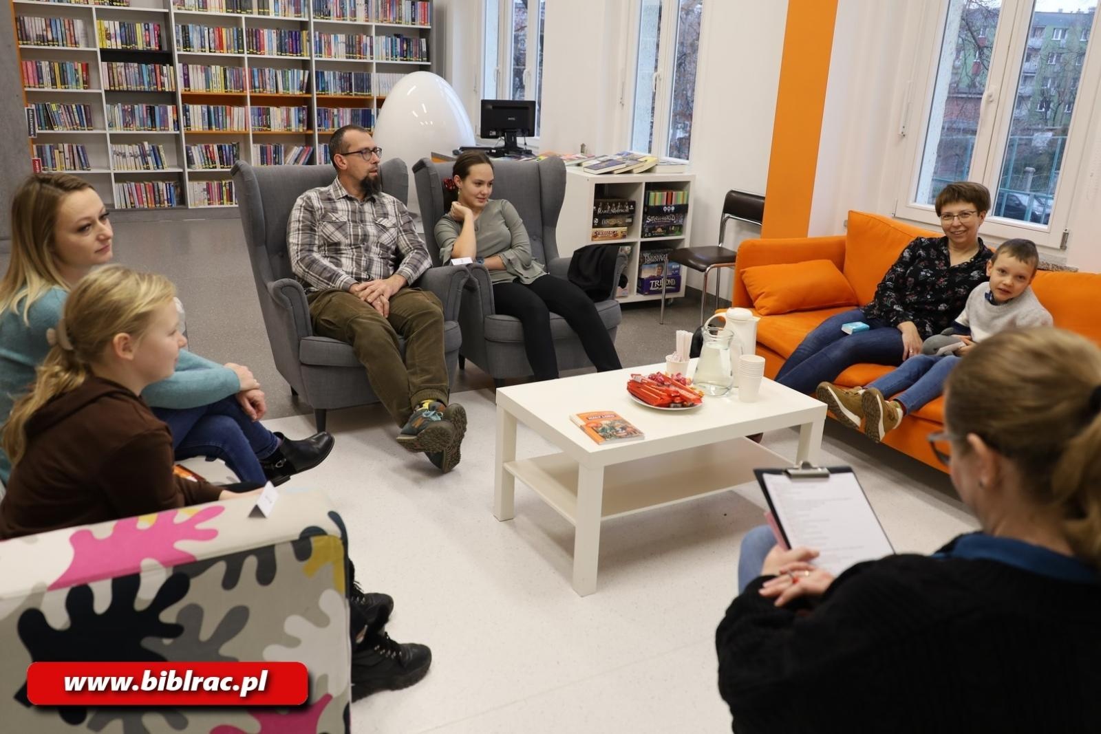 Zdjęcie w galerii na portalu naszraciborz.pl: Czytał dziadek, czytał tata, czytasz Ty – rodzinny konkurs wiedzy w bibliotece wiadomości z regionu