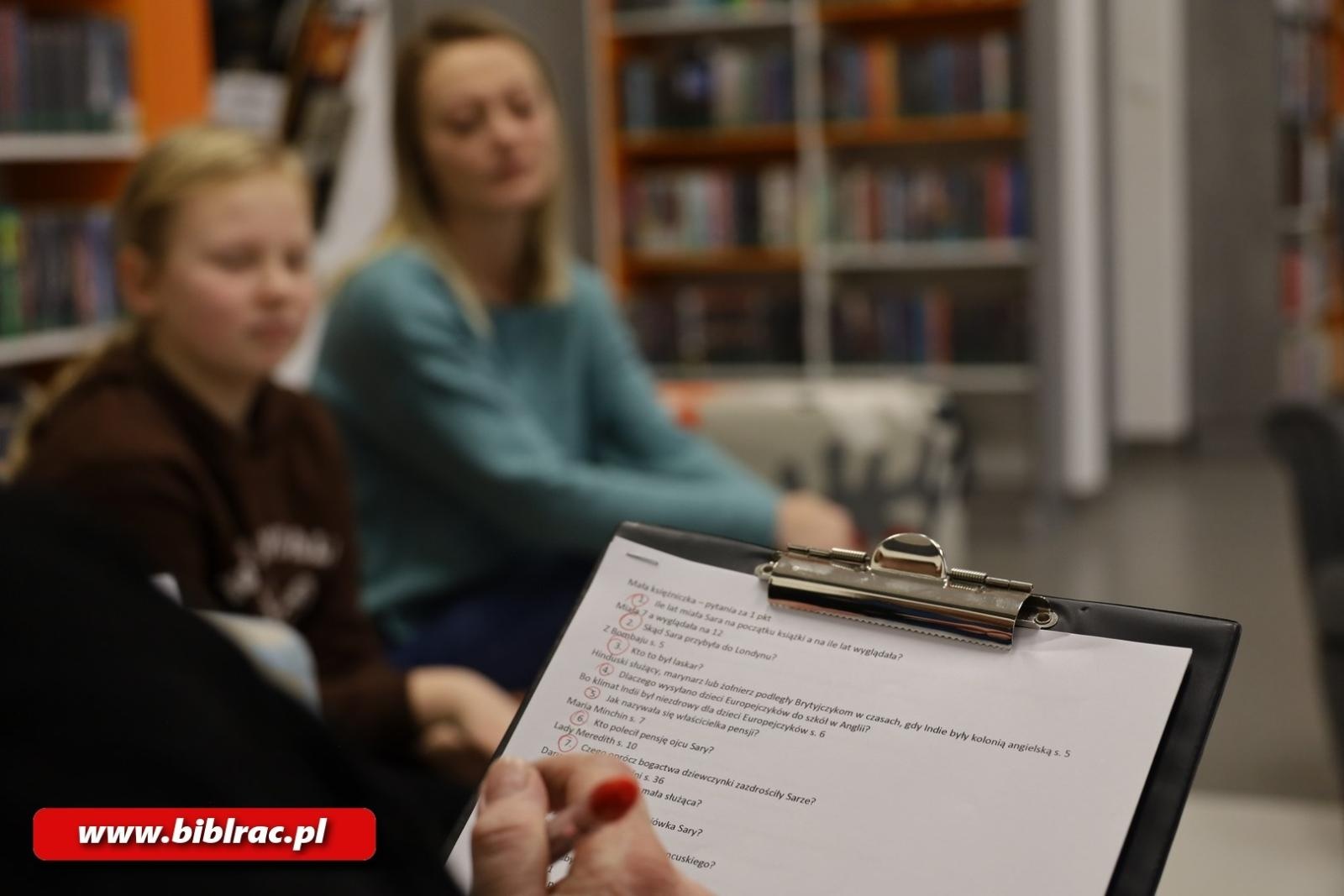 Zdjęcie w galerii na portalu naszraciborz.pl: Czytał dziadek, czytał tata, czytasz Ty – rodzinny konkurs wiedzy w bibliotece wiadomości z regionu