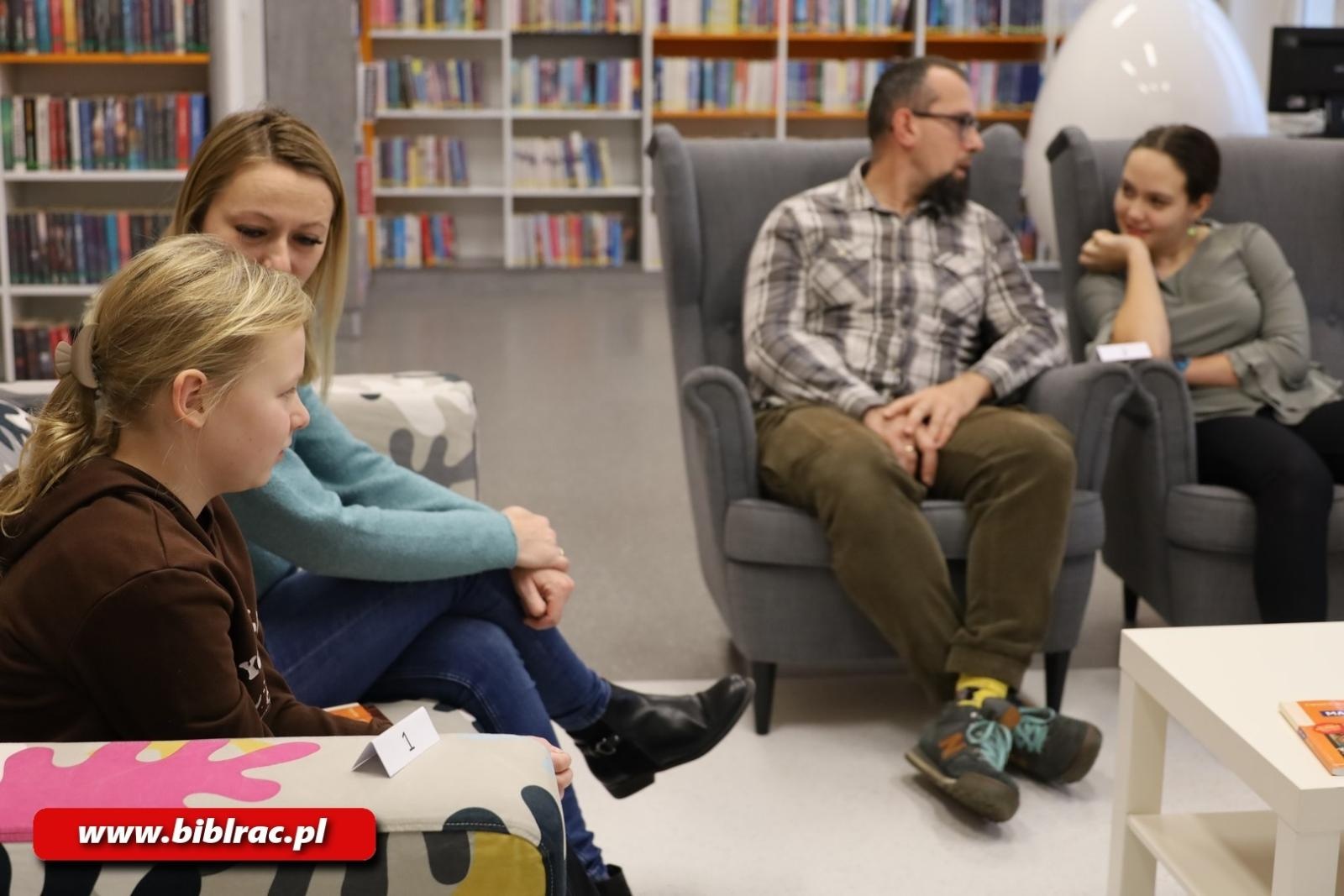 Zdjęcie w galerii na portalu naszraciborz.pl: Czytał dziadek, czytał tata, czytasz Ty – rodzinny konkurs wiedzy w bibliotece wiadomości z regionu