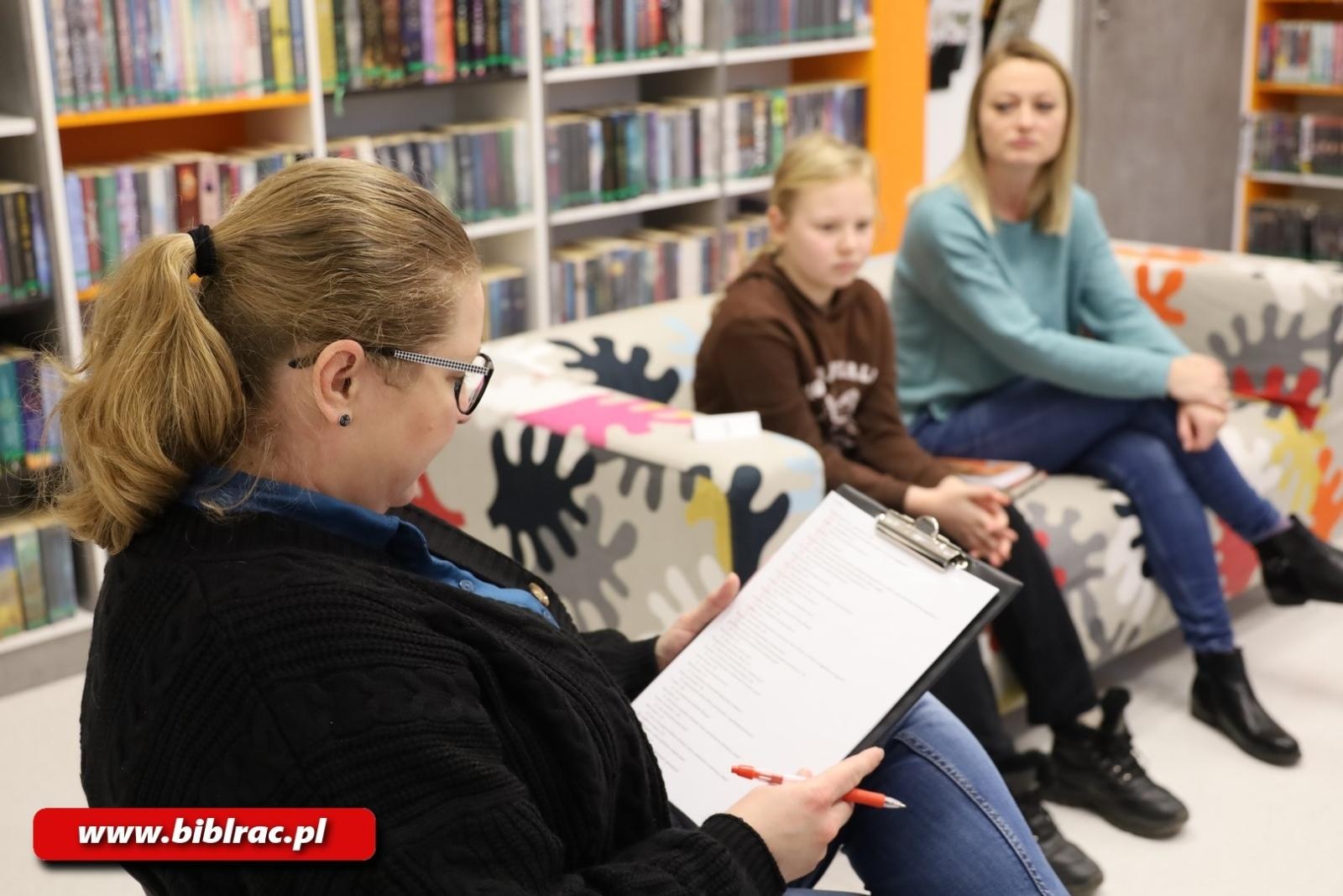 Zdjęcie w galerii na portalu naszraciborz.pl: Czytał dziadek, czytał tata, czytasz Ty – rodzinny konkurs wiedzy w bibliotece wiadomości z regionu