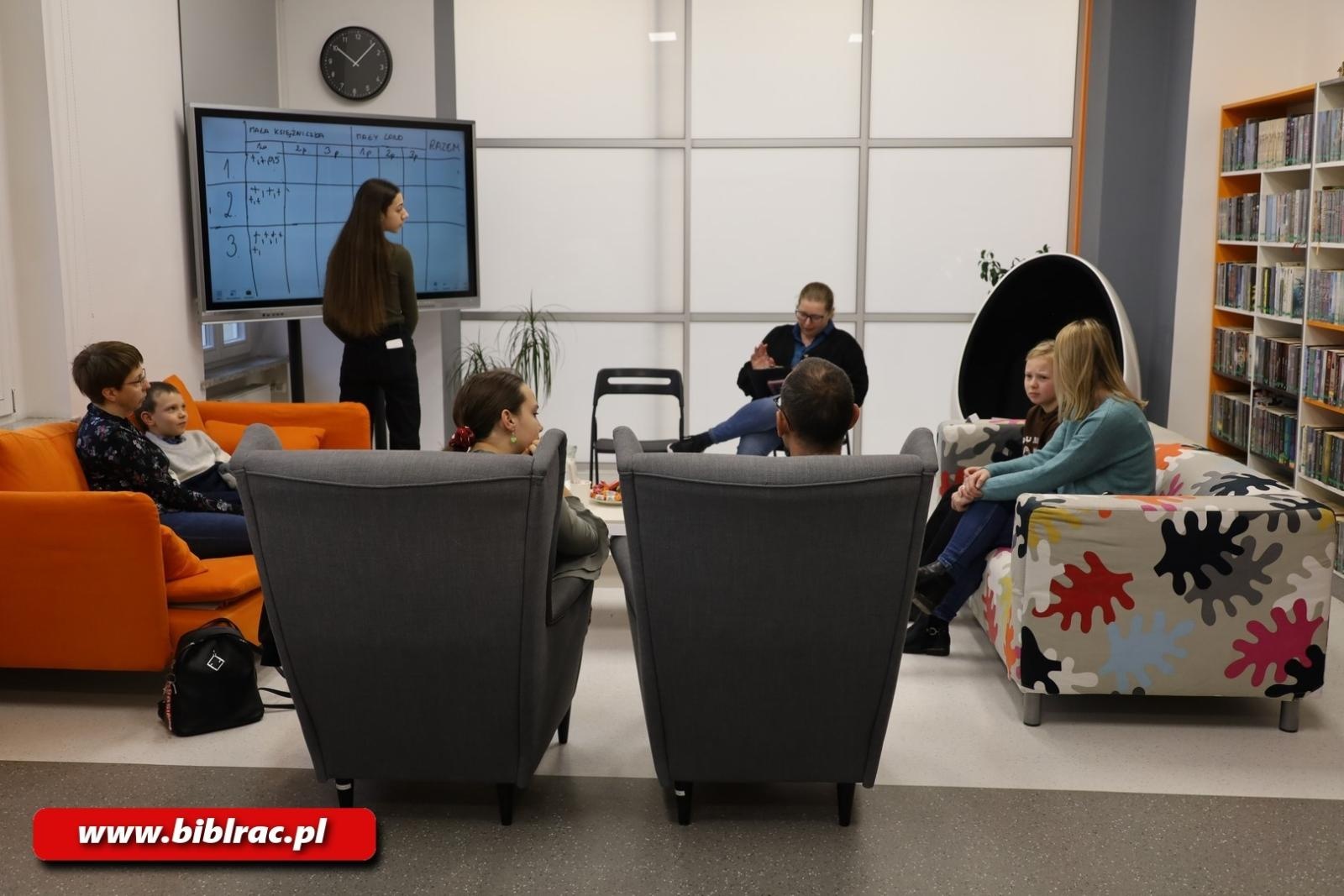 Zdjęcie w galerii na portalu naszraciborz.pl: Czytał dziadek, czytał tata, czytasz Ty – rodzinny konkurs wiedzy w bibliotece wiadomości z regionu