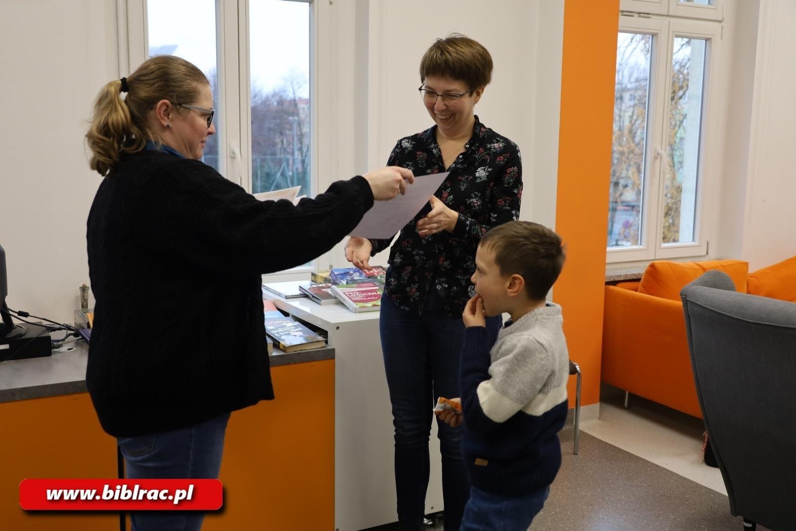 Zdjęcie w galerii na portalu naszraciborz.pl: Czytał dziadek, czytał tata, czytasz Ty – rodzinny konkurs wiedzy w bibliotece wiadomości z regionu