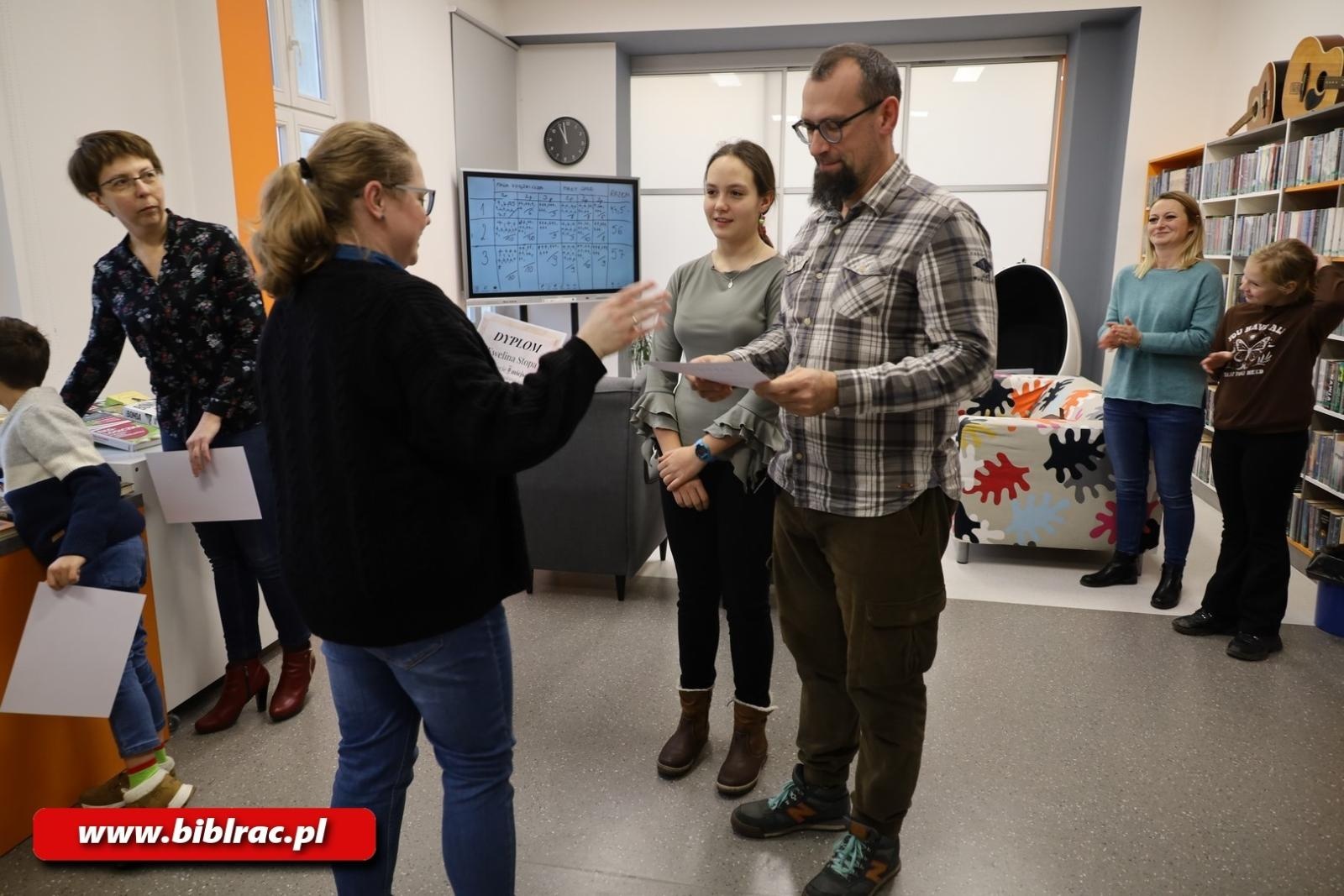 Zdjęcie w galerii na portalu naszraciborz.pl: Czytał dziadek, czytał tata, czytasz Ty – rodzinny konkurs wiedzy w bibliotece wiadomości z regionu