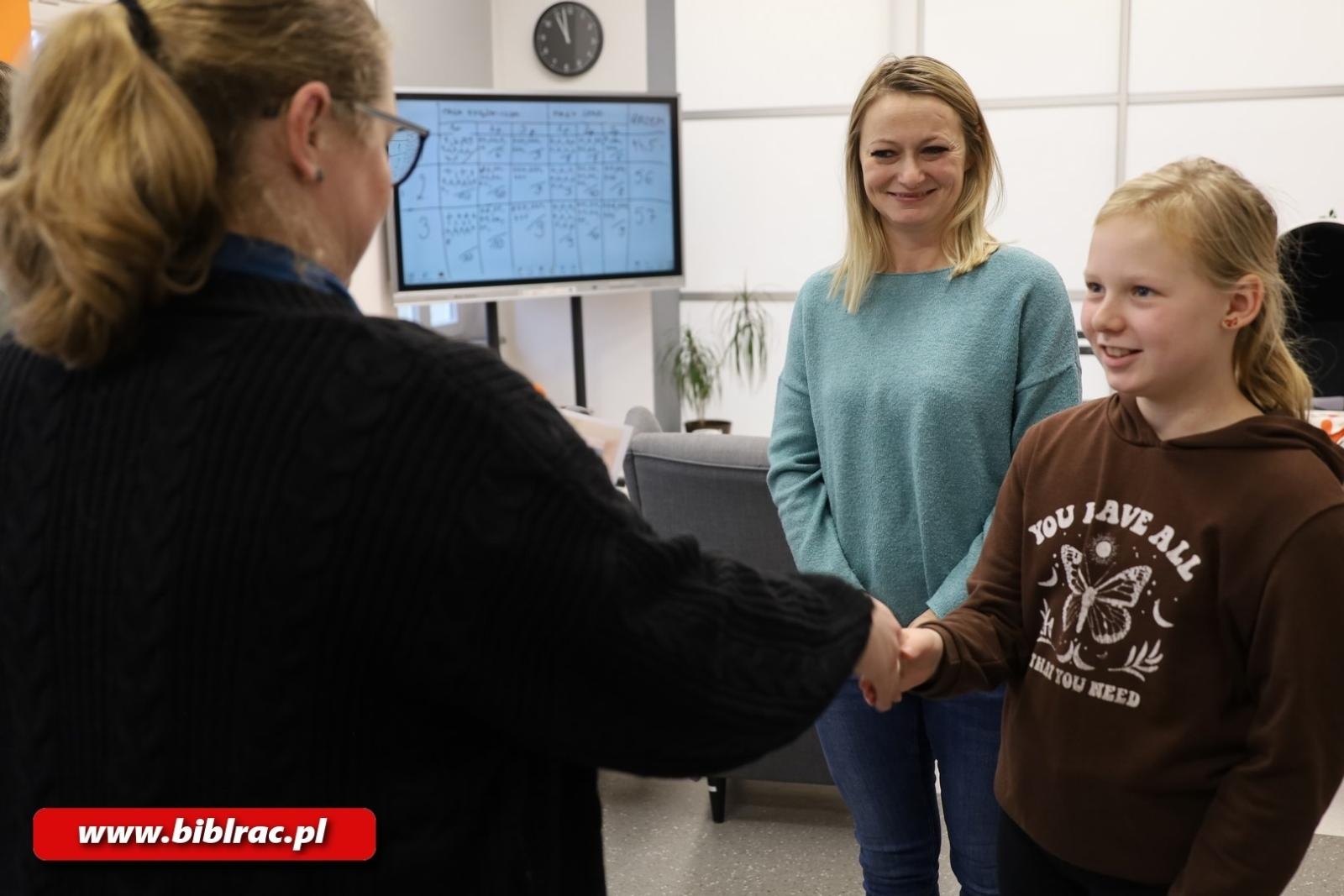 Zdjęcie w galerii na portalu naszraciborz.pl: Czytał dziadek, czytał tata, czytasz Ty – rodzinny konkurs wiedzy w bibliotece wiadomości z regionu