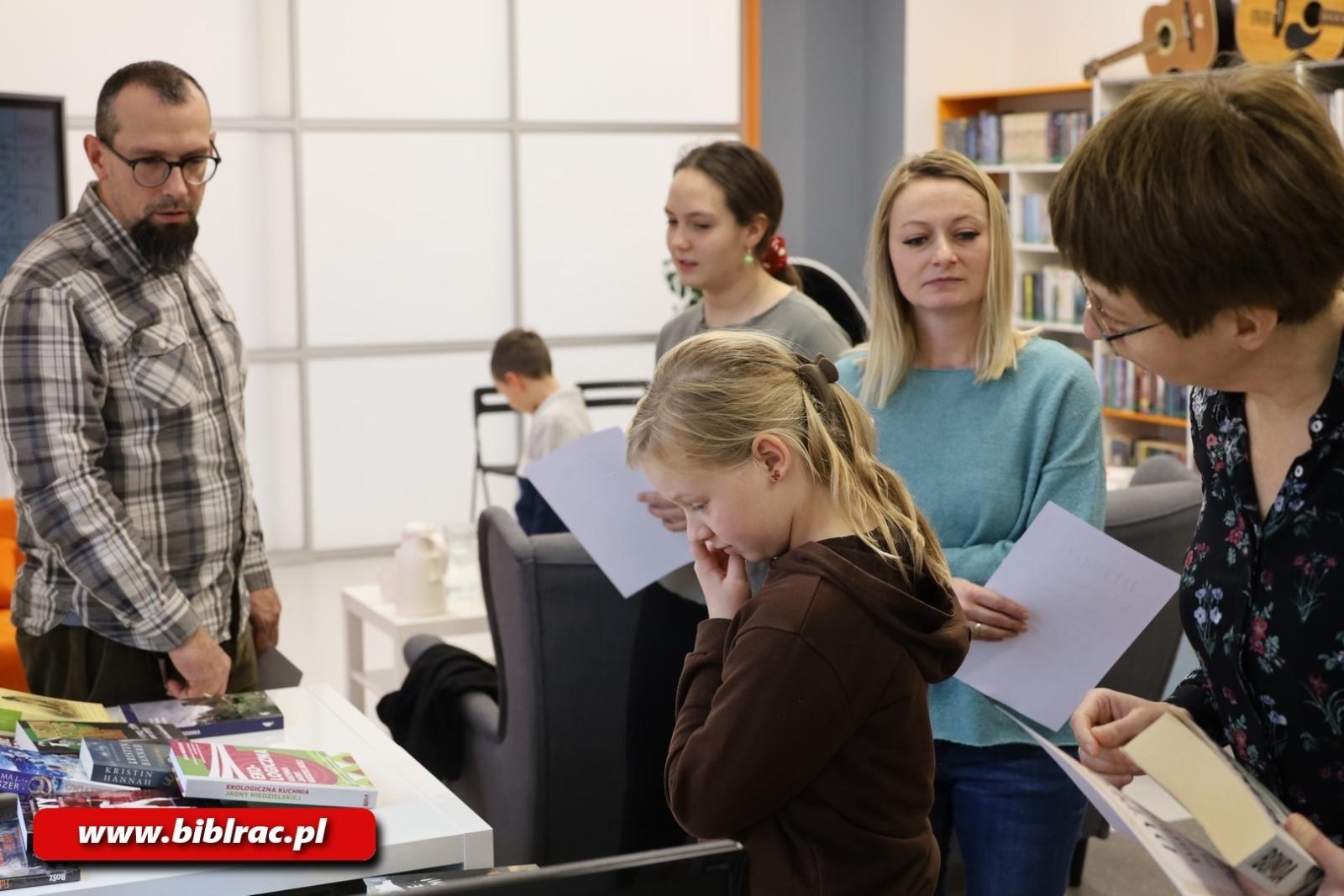 Zdjęcie w galerii na portalu naszraciborz.pl: Czytał dziadek, czytał tata, czytasz Ty – rodzinny konkurs wiedzy w bibliotece wiadomości z regionu