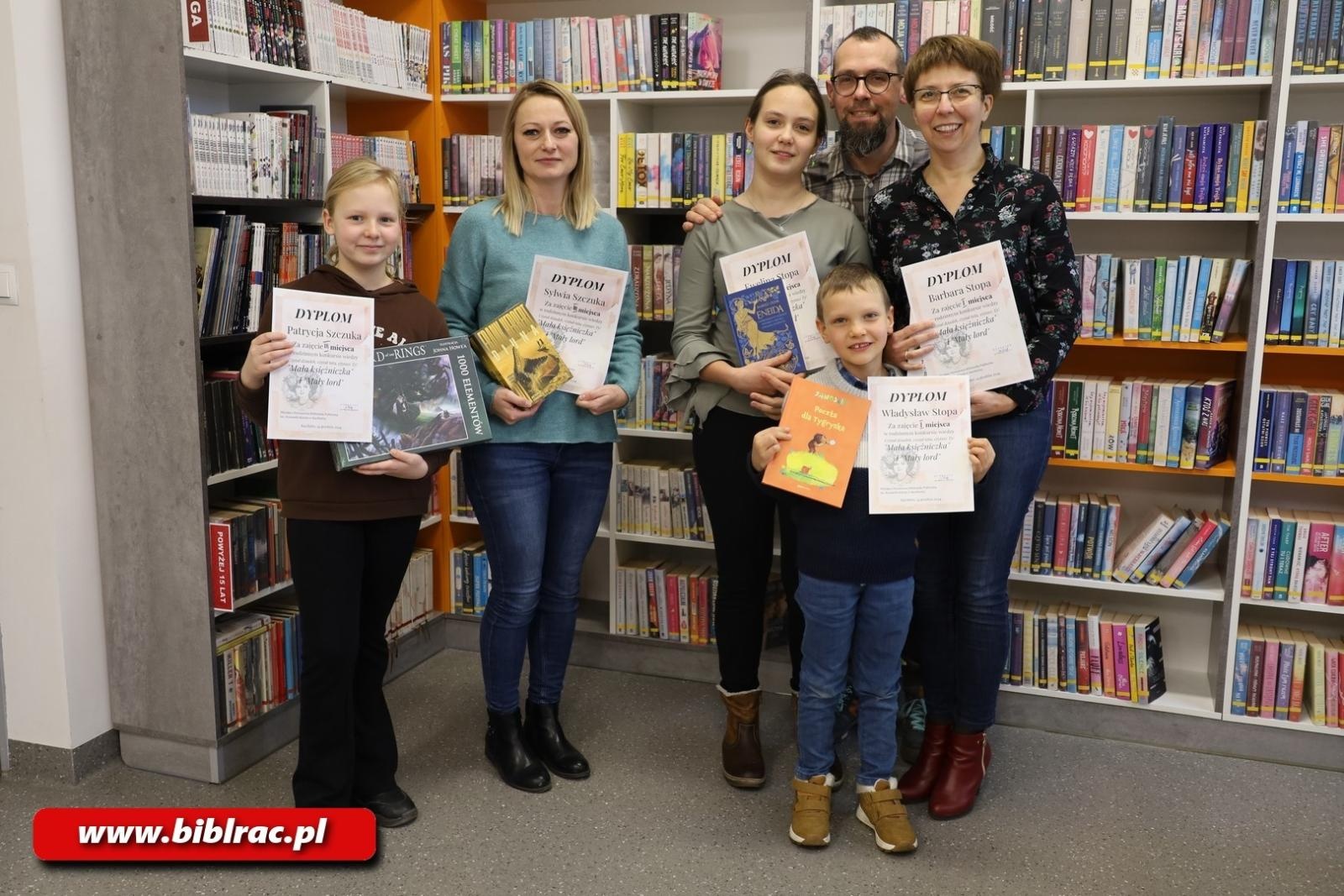 Zdjęcie w galerii na portalu naszraciborz.pl: Czytał dziadek, czytał tata, czytasz Ty – rodzinny konkurs wiedzy w bibliotece wiadomości z regionu