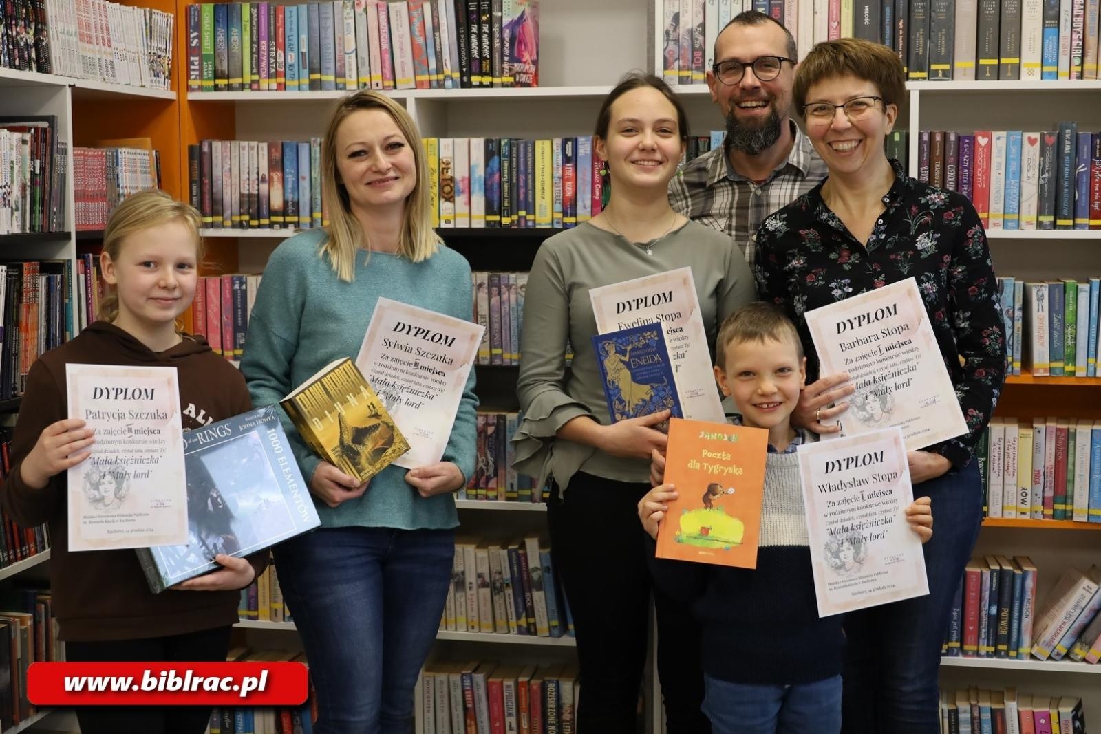Zdjęcie w galerii na portalu naszraciborz.pl: Czytał dziadek, czytał tata, czytasz Ty – rodzinny konkurs wiedzy w bibliotece wiadomości z regionu
