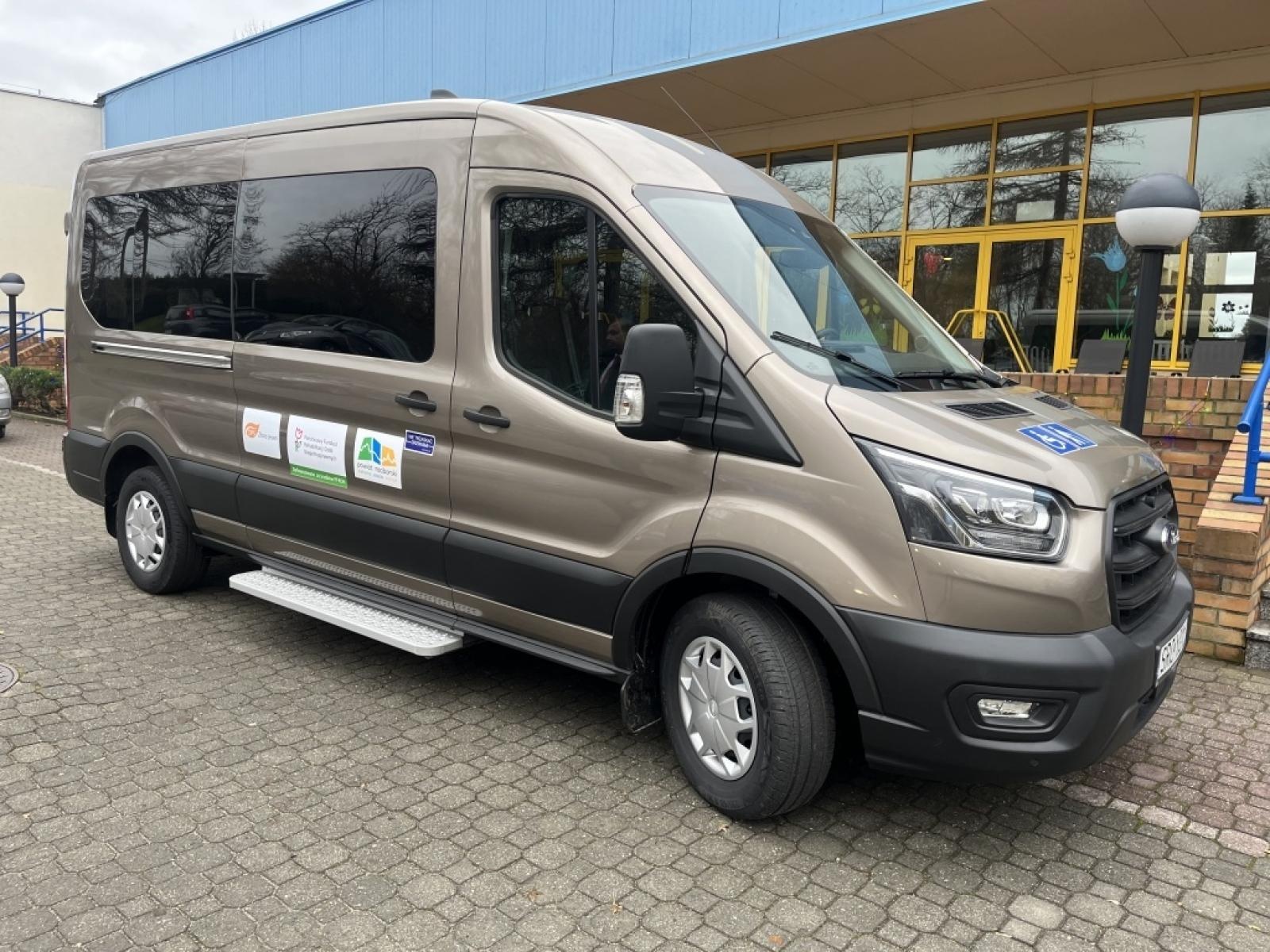 Zdjęcie w galerii na portalu naszraciborz.pl: Nowy samochód dla DPS Złota Jesień w Raciborzu wiadomości z regionu