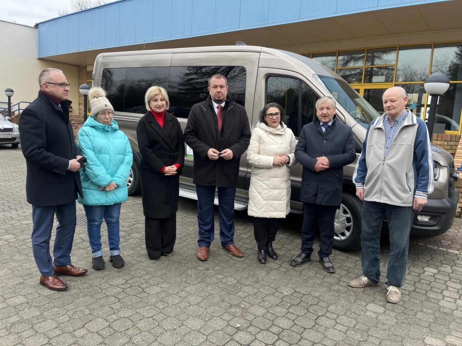 Zdjęcie w galerii na portalu naszraciborz.pl: Nowy samochód dla DPS Złota Jesień w Raciborzu wiadomości z regionu