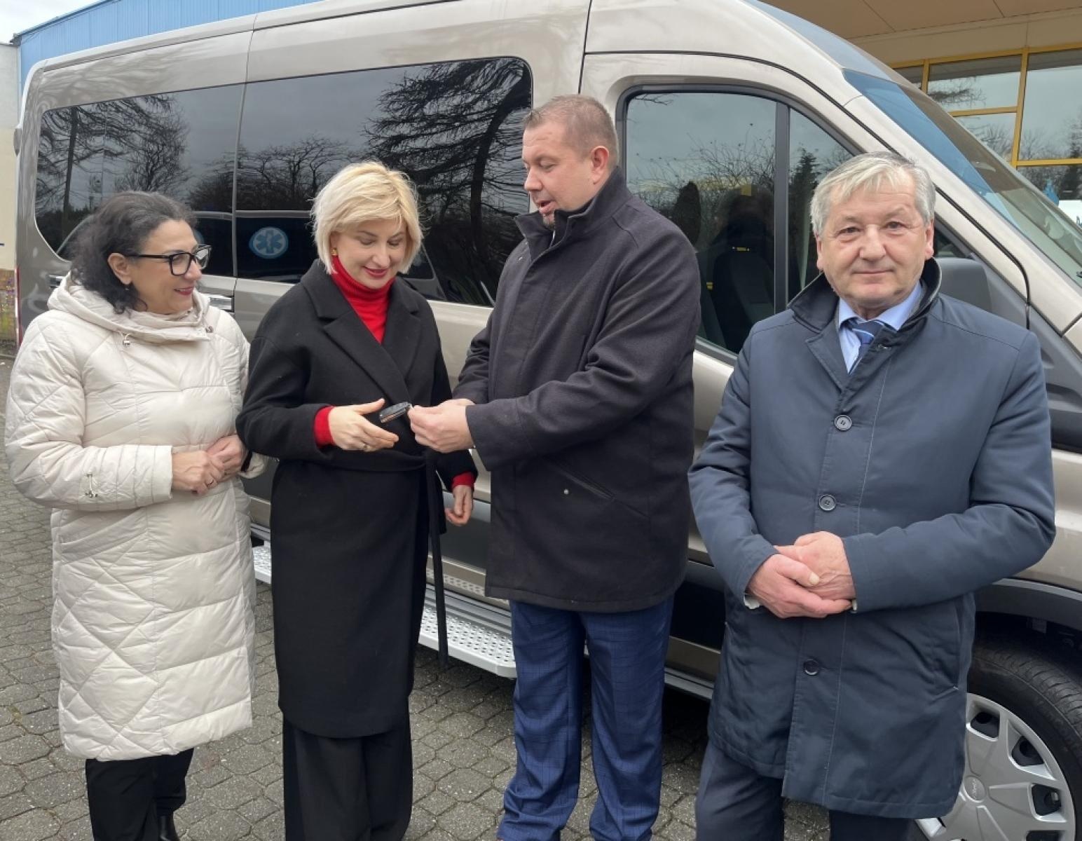 Zdjęcie w galerii na portalu naszraciborz.pl: Nowy samochód dla DPS Złota Jesień w Raciborzu wiadomości z regionu