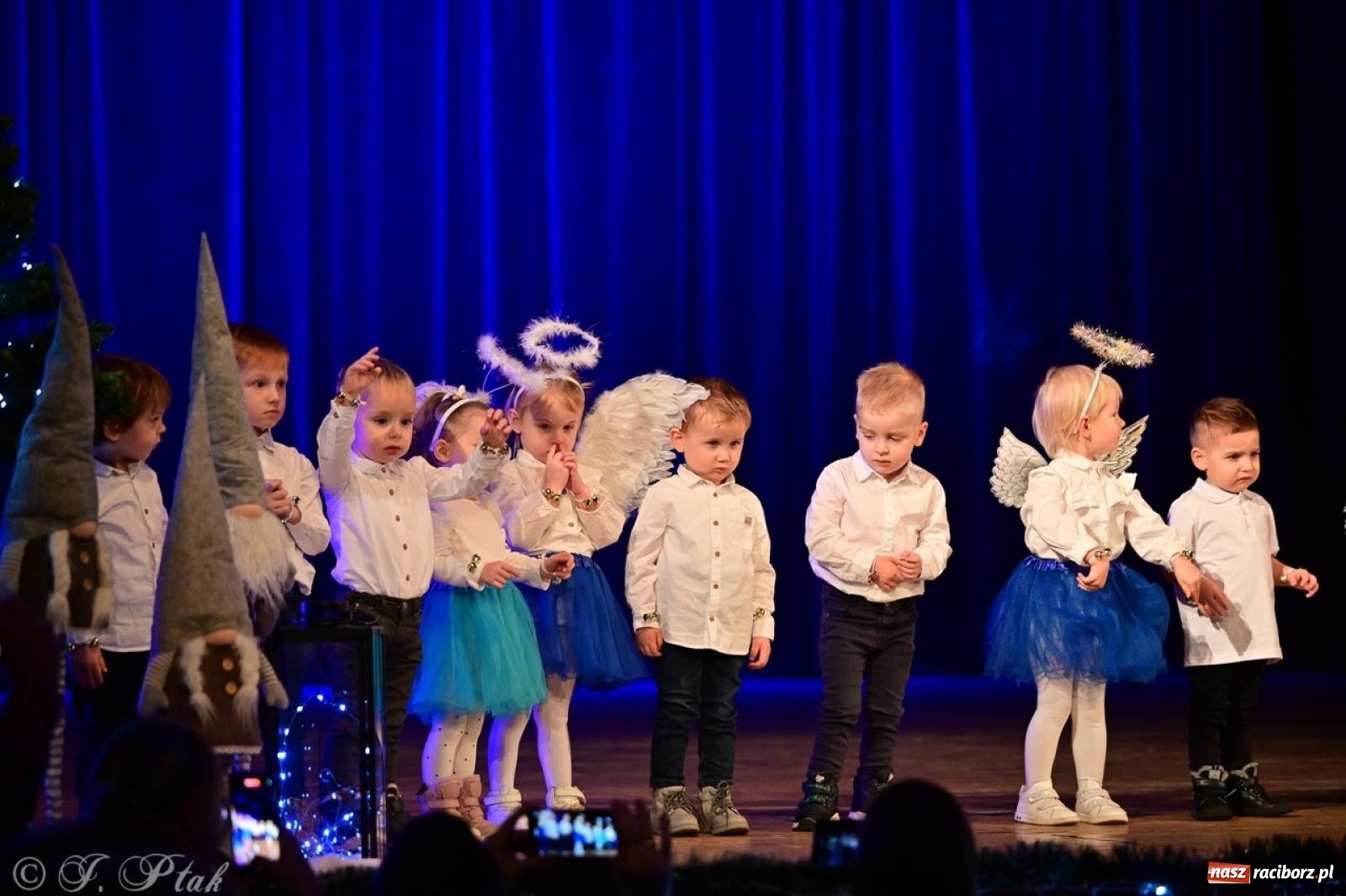 Zdjęcie w galerii na portalu naszraciborz.pl: Przedszkolaki z Trzynastki rozgrzały serca kolędami i pastorałkami w RCK wiadomości z regionu
