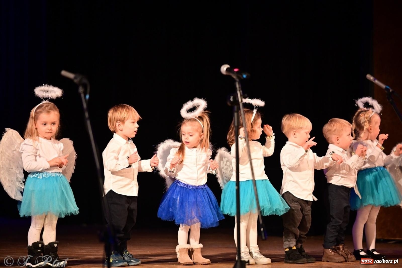 Zdjęcie w galerii na portalu naszraciborz.pl: Przedszkolaki z Trzynastki rozgrzały serca kolędami i pastorałkami w RCK wiadomości z regionu