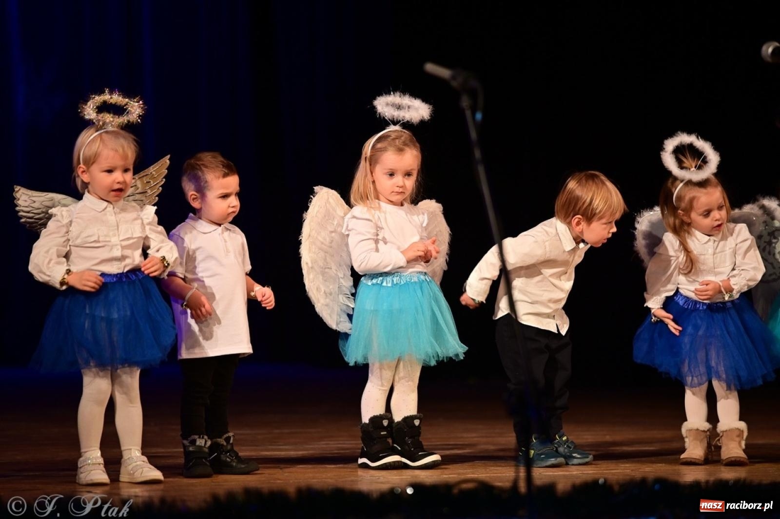 Zdjęcie w galerii na portalu naszraciborz.pl: Przedszkolaki z Trzynastki rozgrzały serca kolędami i pastorałkami w RCK wiadomości z regionu