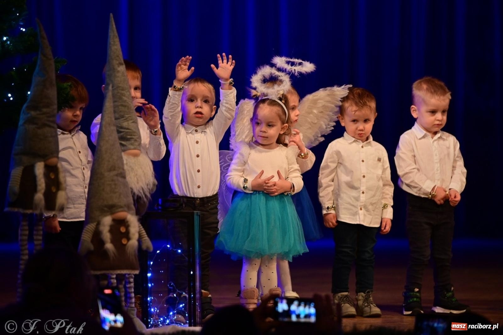 Zdjęcie w galerii na portalu naszraciborz.pl: Przedszkolaki z Trzynastki rozgrzały serca kolędami i pastorałkami w RCK wiadomości z regionu