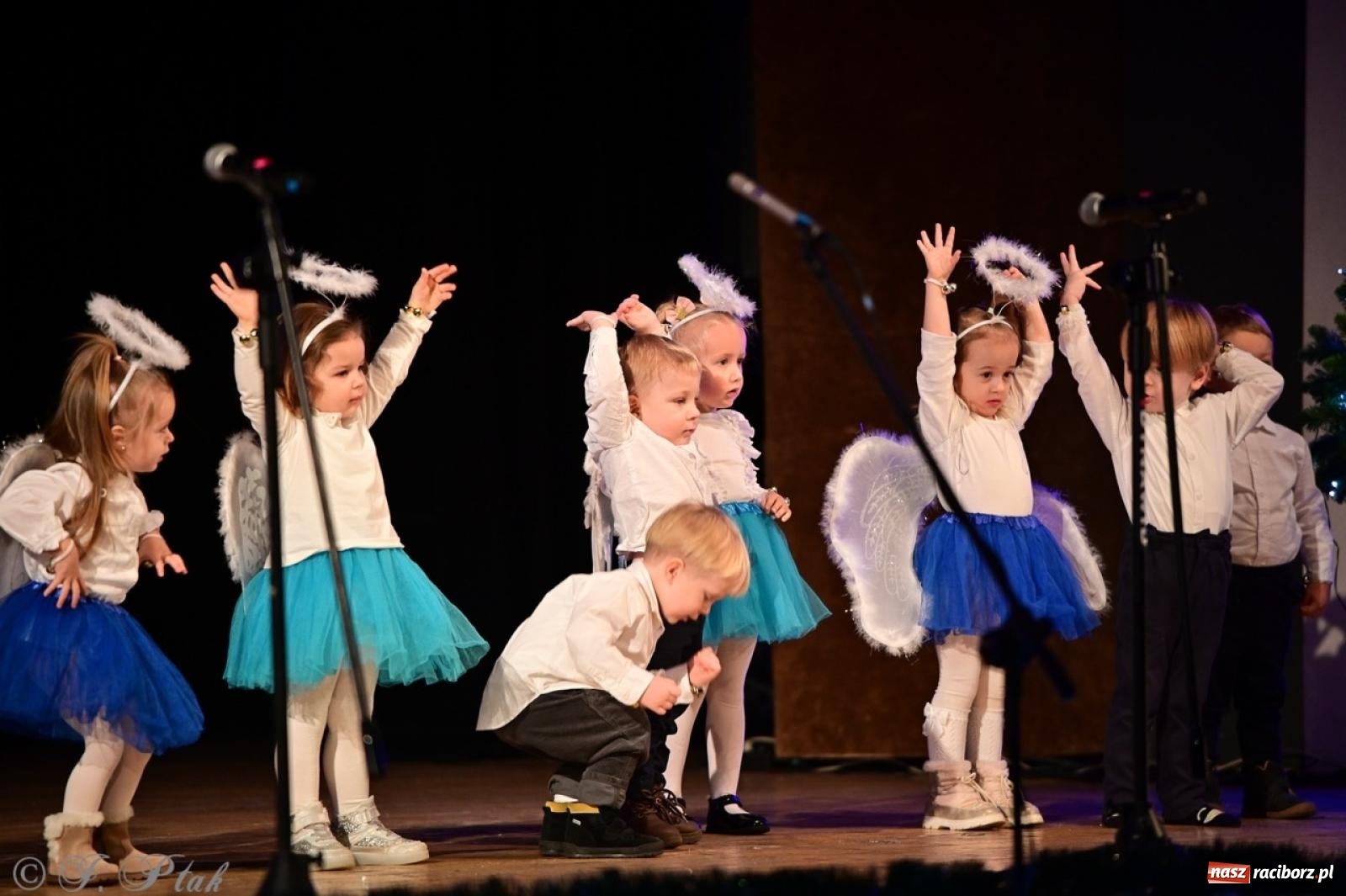 Zdjęcie w galerii na portalu naszraciborz.pl: Przedszkolaki z Trzynastki rozgrzały serca kolędami i pastorałkami w RCK wiadomości z regionu