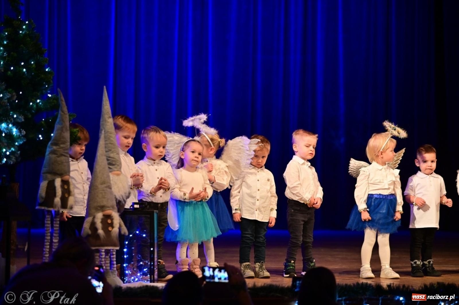 Zdjęcie w galerii na portalu naszraciborz.pl: Przedszkolaki z Trzynastki rozgrzały serca kolędami i pastorałkami w RCK wiadomości z regionu