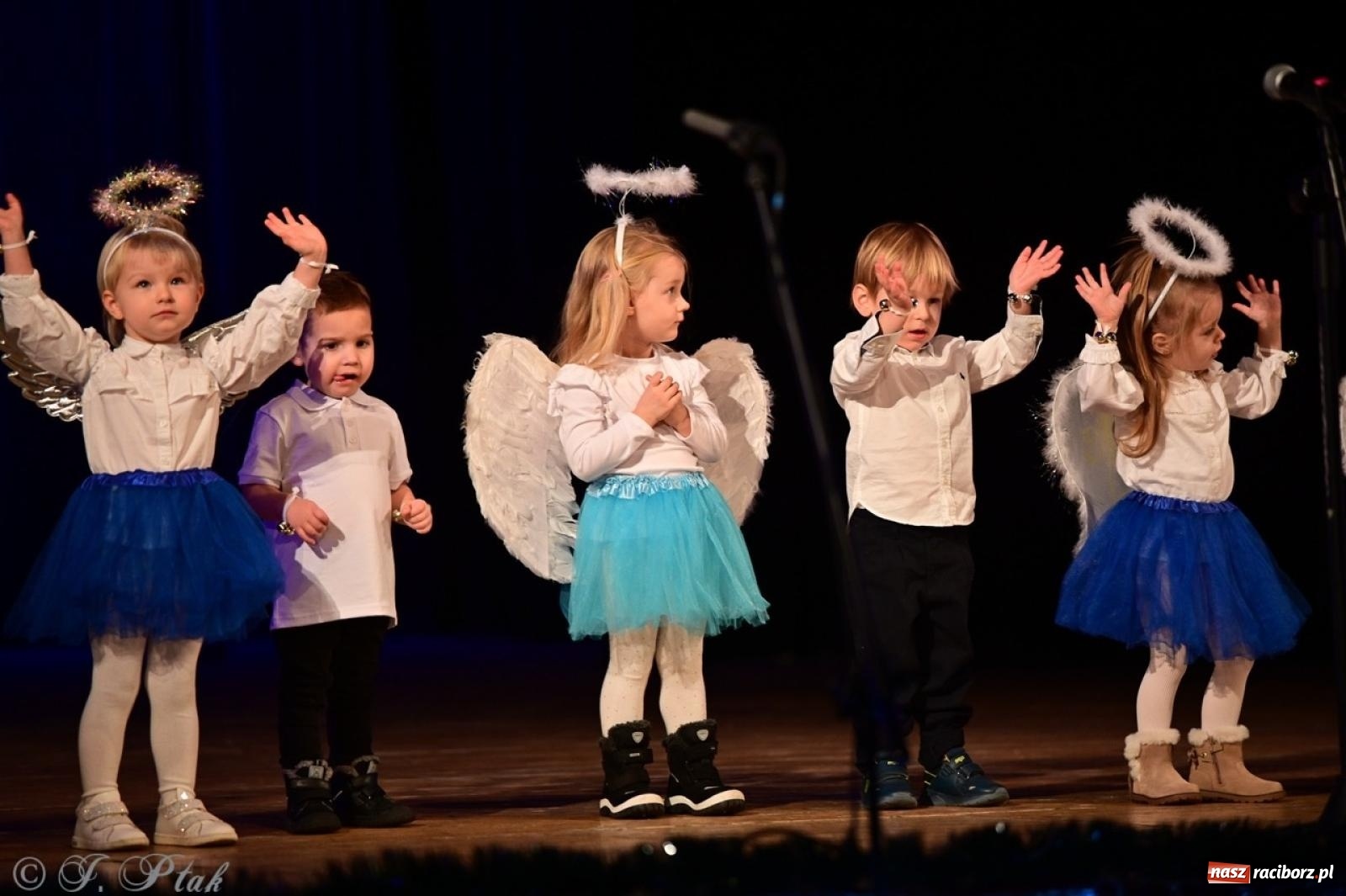 Zdjęcie w galerii na portalu naszraciborz.pl: Przedszkolaki z Trzynastki rozgrzały serca kolędami i pastorałkami w RCK wiadomości z regionu