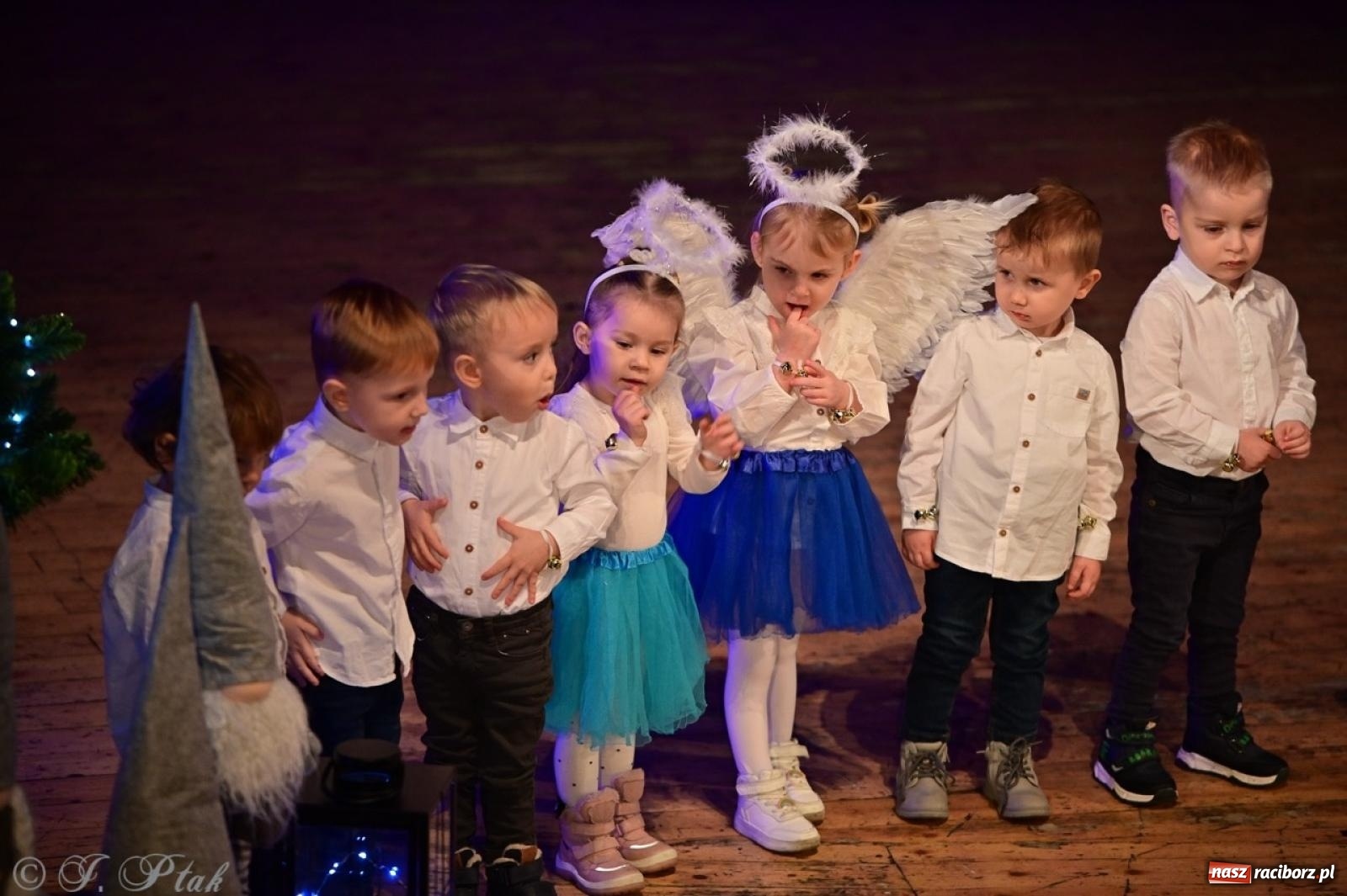 Zdjęcie w galerii na portalu naszraciborz.pl: Przedszkolaki z Trzynastki rozgrzały serca kolędami i pastorałkami w RCK wiadomości z regionu