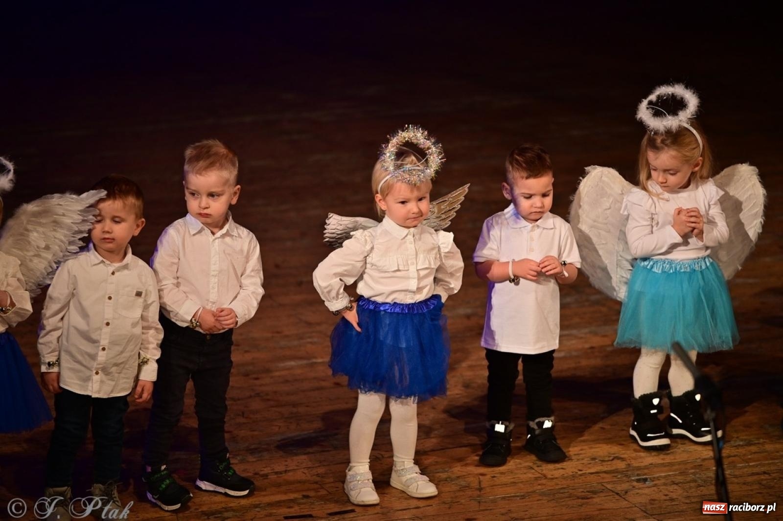 Zdjęcie w galerii na portalu naszraciborz.pl: Przedszkolaki z Trzynastki rozgrzały serca kolędami i pastorałkami w RCK wiadomości z regionu