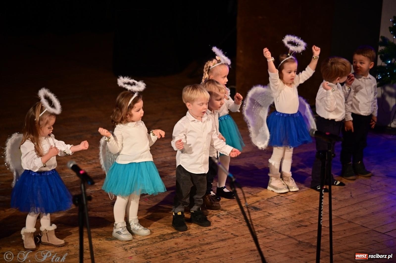 Zdjęcie w galerii na portalu naszraciborz.pl: Przedszkolaki z Trzynastki rozgrzały serca kolędami i pastorałkami w RCK wiadomości z regionu