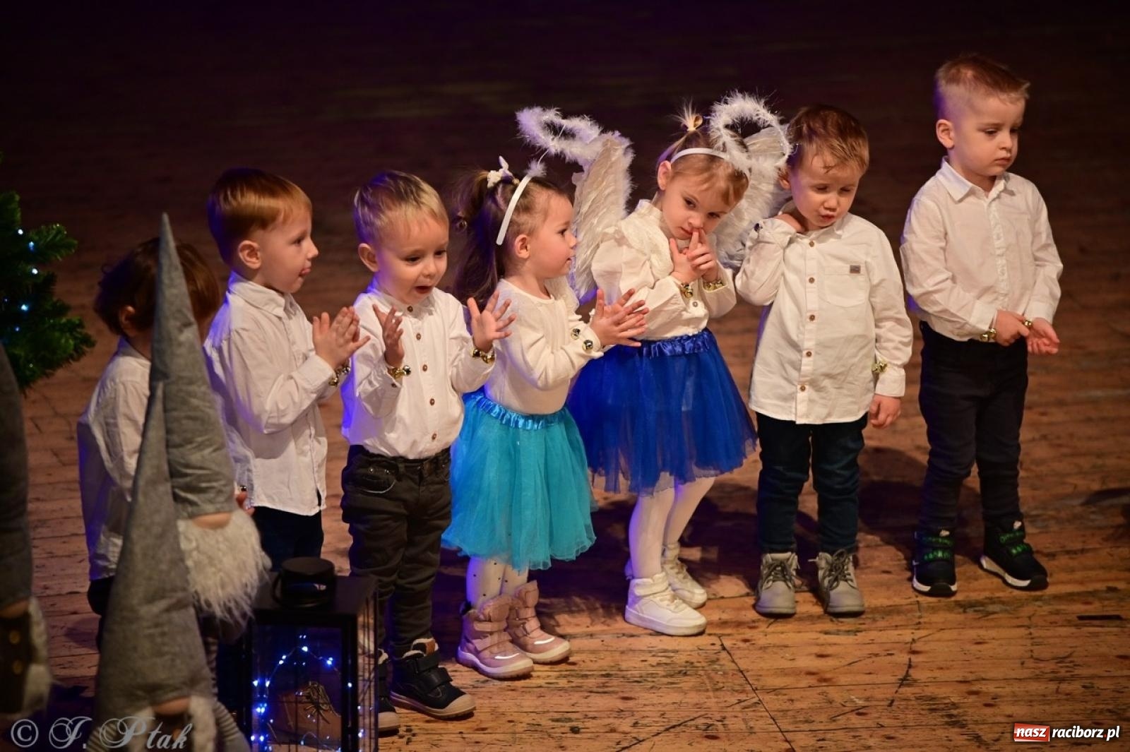 Zdjęcie w galerii na portalu naszraciborz.pl: Przedszkolaki z Trzynastki rozgrzały serca kolędami i pastorałkami w RCK wiadomości z regionu