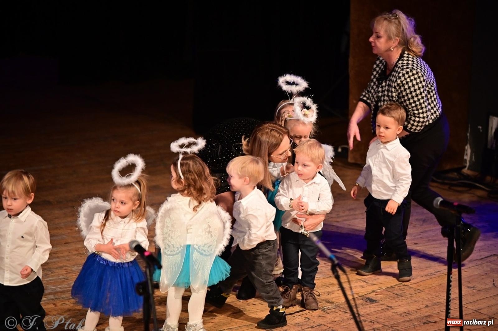 Zdjęcie w galerii na portalu naszraciborz.pl: Przedszkolaki z Trzynastki rozgrzały serca kolędami i pastorałkami w RCK wiadomości z regionu