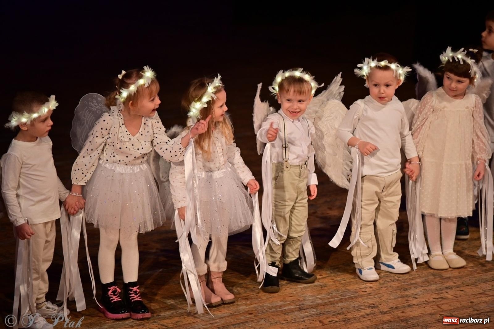 Zdjęcie w galerii na portalu naszraciborz.pl: Przedszkolaki z Trzynastki rozgrzały serca kolędami i pastorałkami w RCK wiadomości z regionu