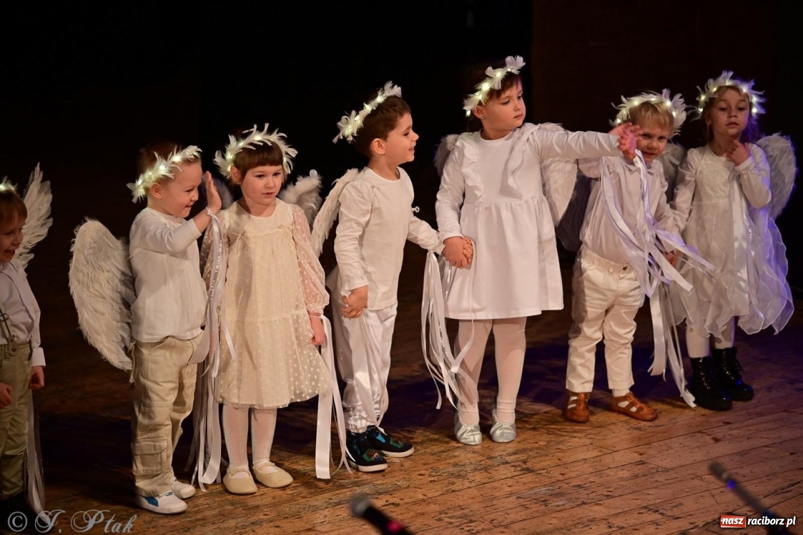 Zdjęcie w galerii na portalu naszraciborz.pl: Przedszkolaki z Trzynastki rozgrzały serca kolędami i pastorałkami w RCK wiadomości z regionu