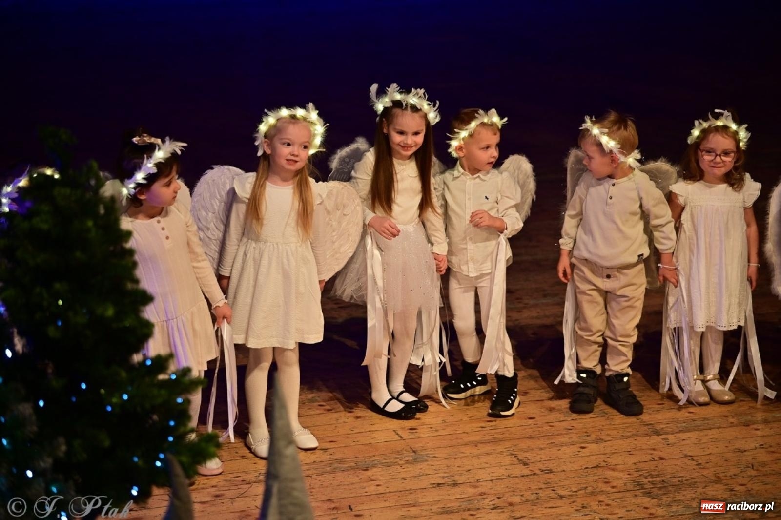 Zdjęcie w galerii na portalu naszraciborz.pl: Przedszkolaki z Trzynastki rozgrzały serca kolędami i pastorałkami w RCK wiadomości z regionu