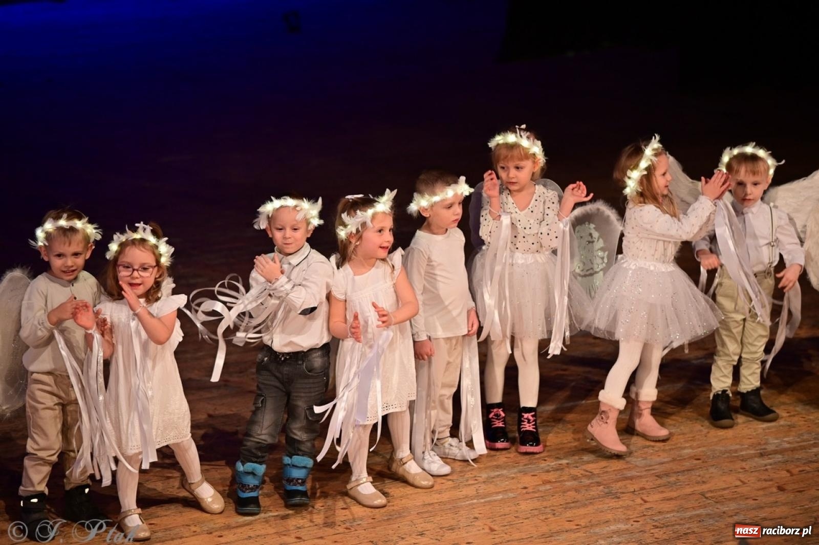 Zdjęcie w galerii na portalu naszraciborz.pl: Przedszkolaki z Trzynastki rozgrzały serca kolędami i pastorałkami w RCK wiadomości z regionu