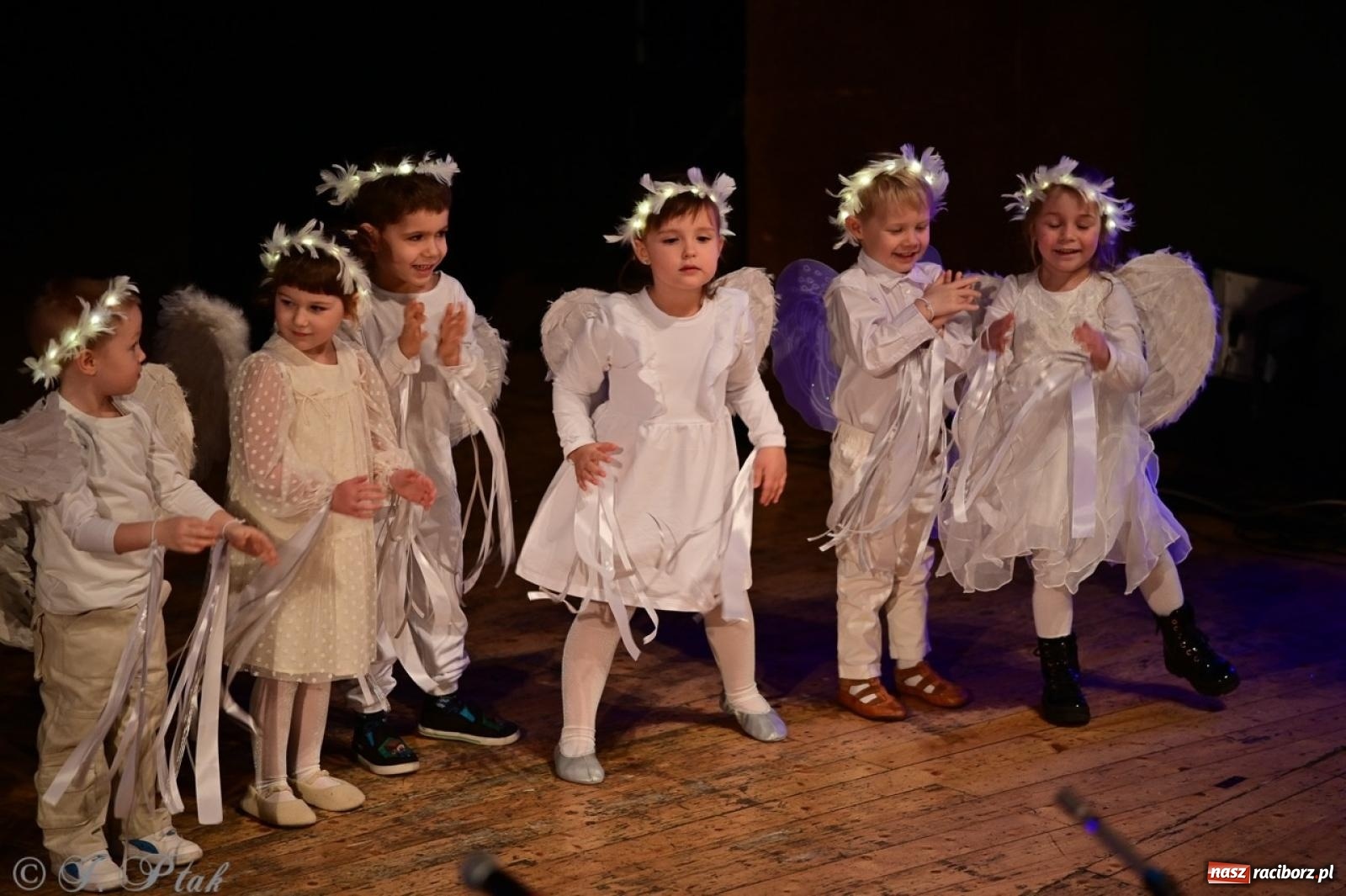 Zdjęcie w galerii na portalu naszraciborz.pl: Przedszkolaki z Trzynastki rozgrzały serca kolędami i pastorałkami w RCK wiadomości z regionu