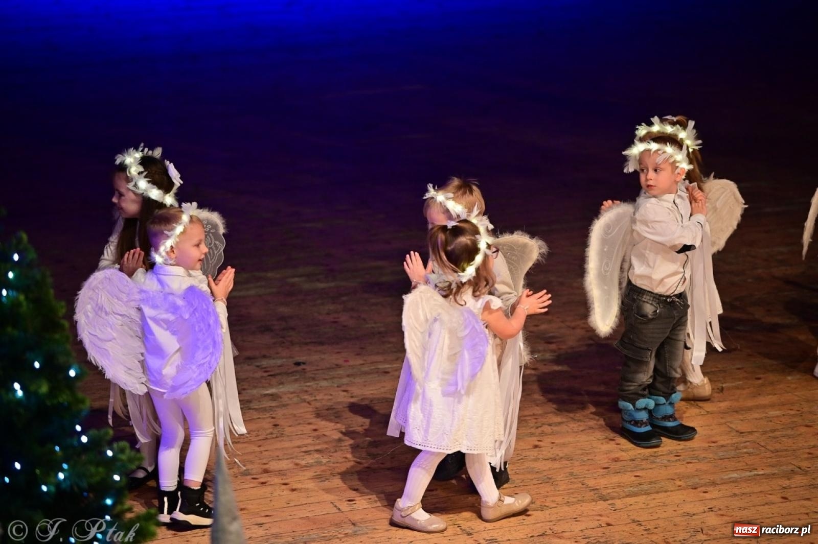 Zdjęcie w galerii na portalu naszraciborz.pl: Przedszkolaki z Trzynastki rozgrzały serca kolędami i pastorałkami w RCK wiadomości z regionu