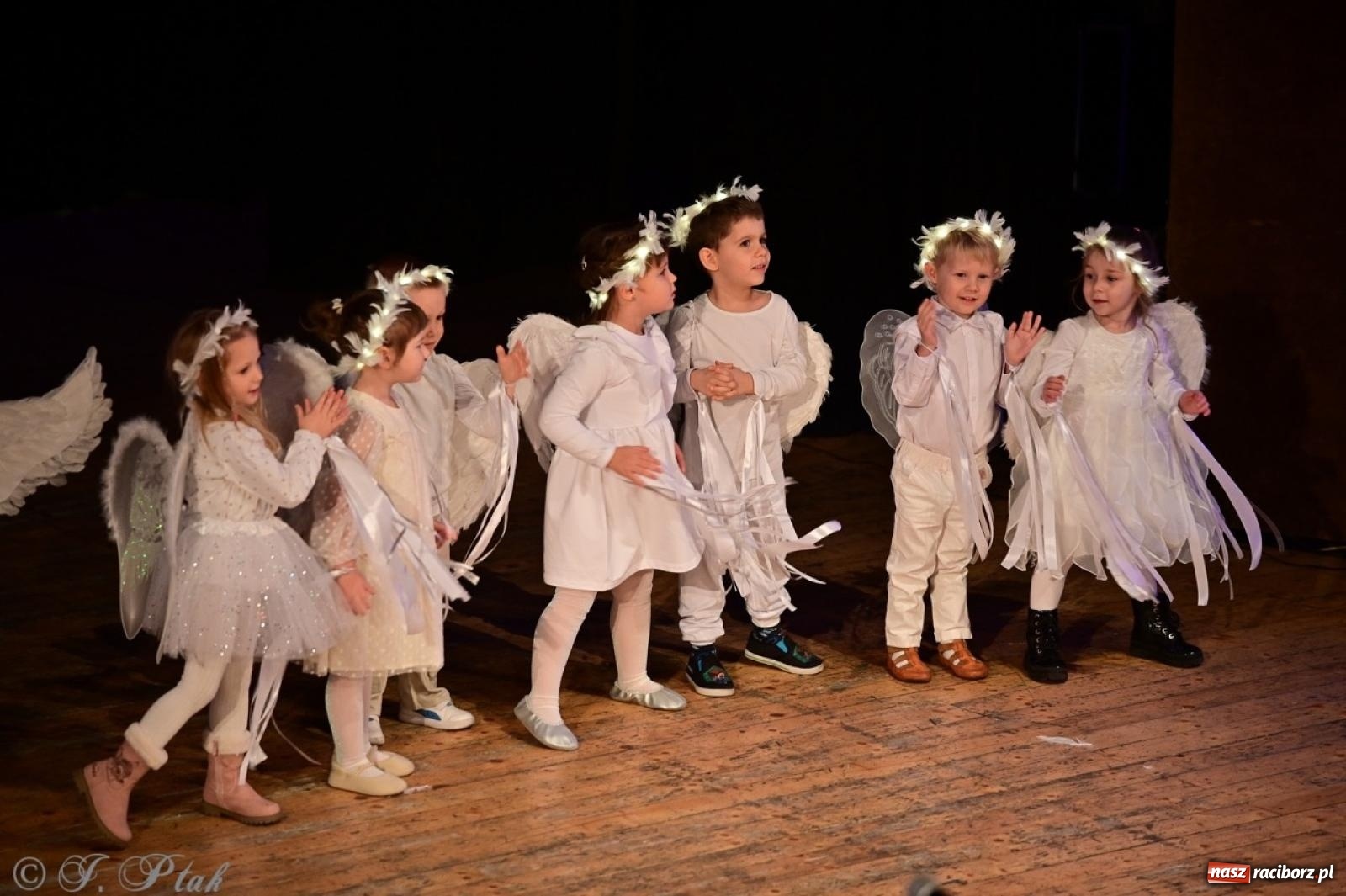 Zdjęcie w galerii na portalu naszraciborz.pl: Przedszkolaki z Trzynastki rozgrzały serca kolędami i pastorałkami w RCK wiadomości z regionu