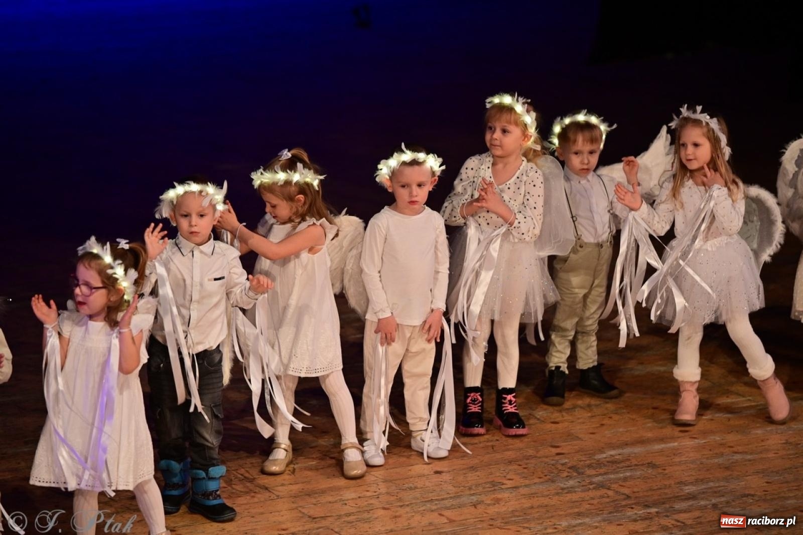 Zdjęcie w galerii na portalu naszraciborz.pl: Przedszkolaki z Trzynastki rozgrzały serca kolędami i pastorałkami w RCK wiadomości z regionu