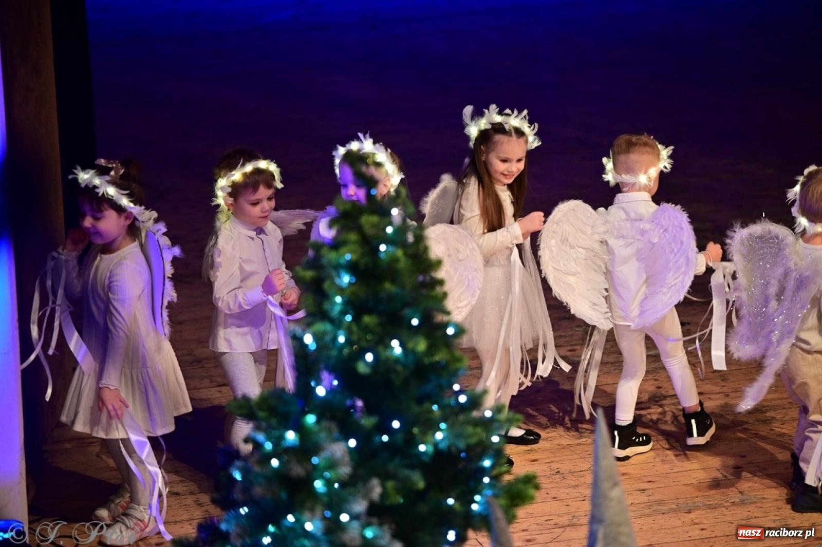 Zdjęcie w galerii na portalu naszraciborz.pl: Przedszkolaki z Trzynastki rozgrzały serca kolędami i pastorałkami w RCK wiadomości z regionu