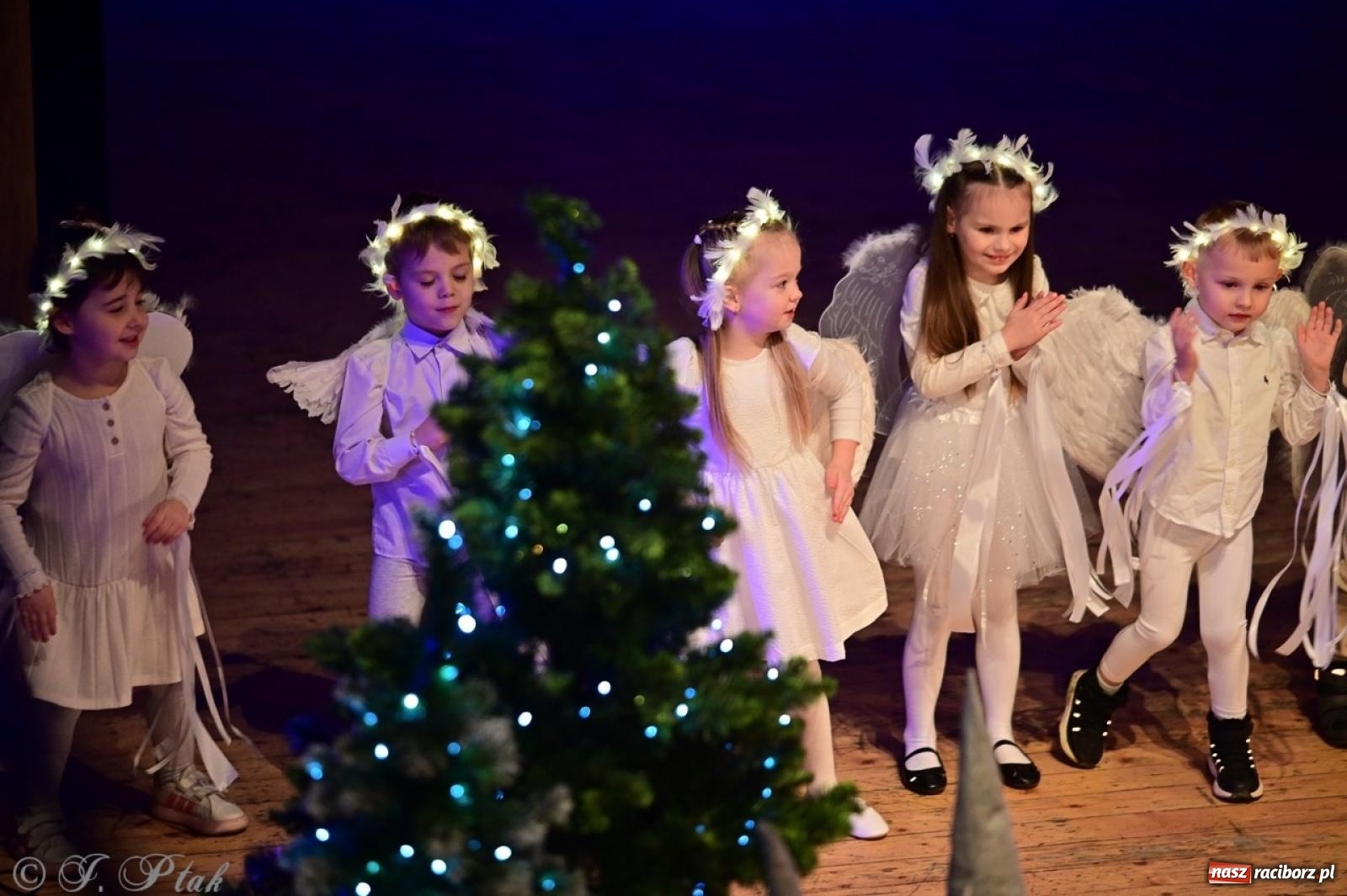 Zdjęcie w galerii na portalu naszraciborz.pl: Przedszkolaki z Trzynastki rozgrzały serca kolędami i pastorałkami w RCK wiadomości z regionu