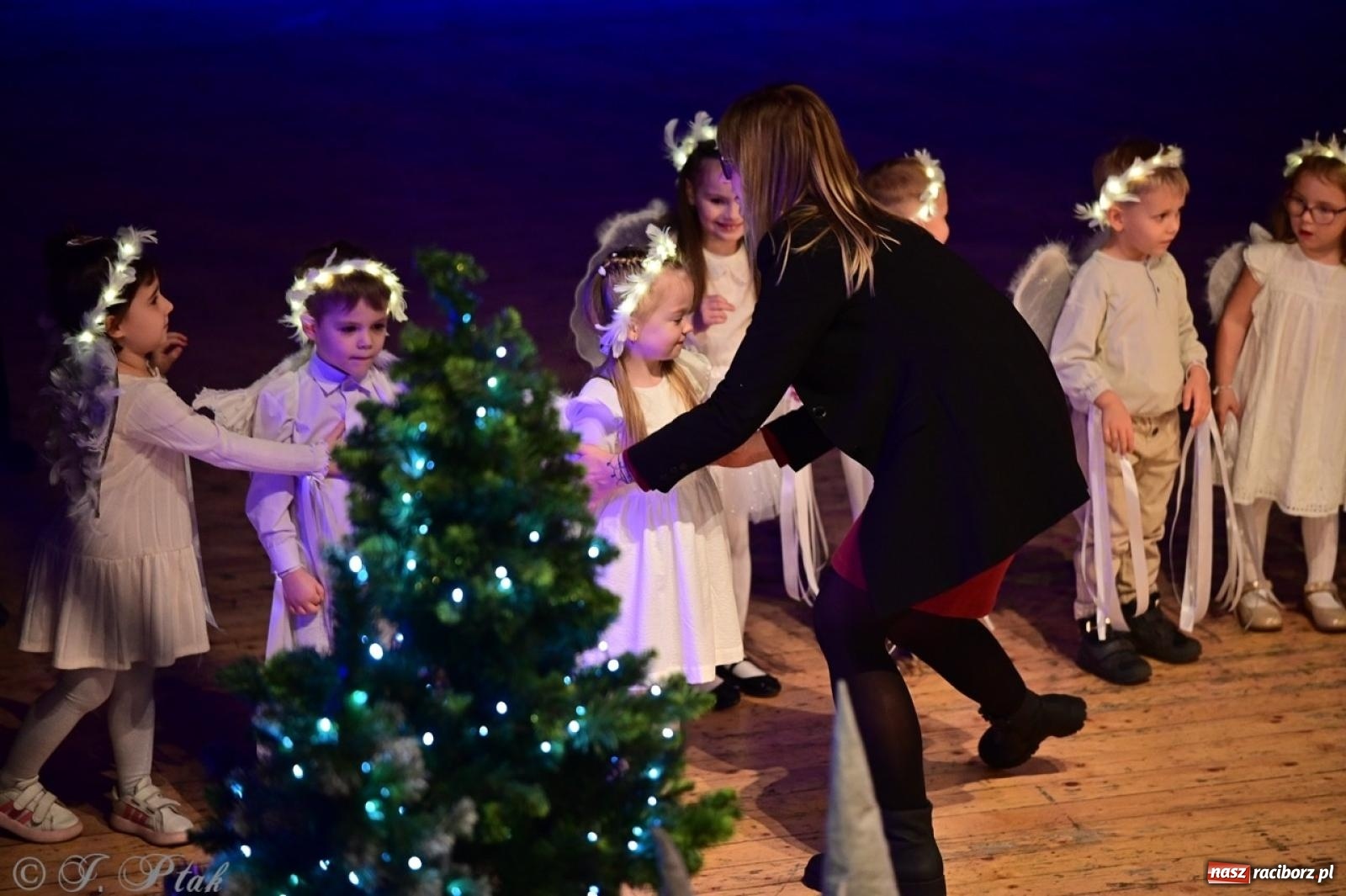 Zdjęcie w galerii na portalu naszraciborz.pl: Przedszkolaki z Trzynastki rozgrzały serca kolędami i pastorałkami w RCK wiadomości z regionu