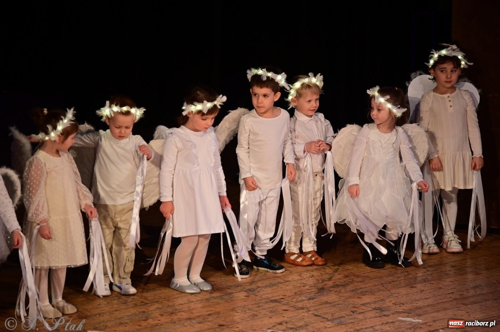 Zdjęcie w galerii na portalu naszraciborz.pl: Przedszkolaki z Trzynastki rozgrzały serca kolędami i pastorałkami w RCK wiadomości z regionu