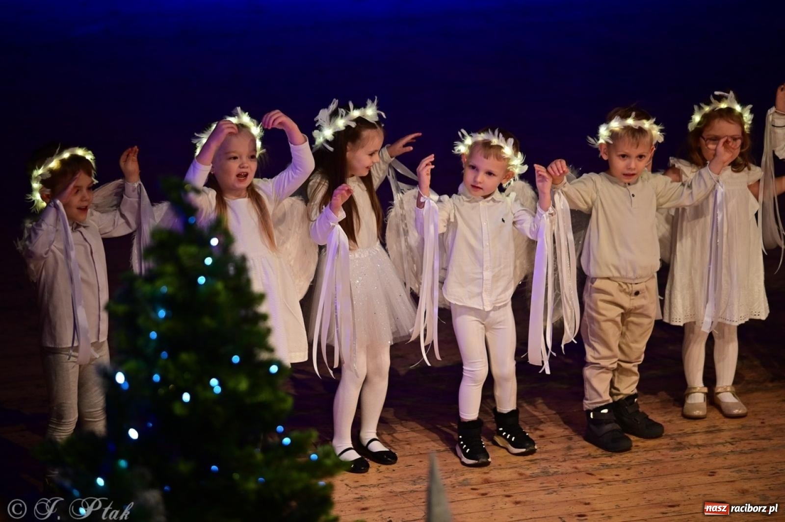 Zdjęcie w galerii na portalu naszraciborz.pl: Przedszkolaki z Trzynastki rozgrzały serca kolędami i pastorałkami w RCK wiadomości z regionu