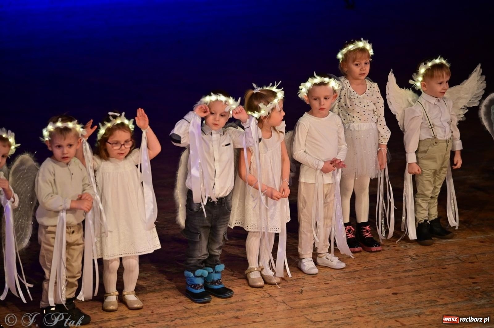 Zdjęcie w galerii na portalu naszraciborz.pl: Przedszkolaki z Trzynastki rozgrzały serca kolędami i pastorałkami w RCK wiadomości z regionu