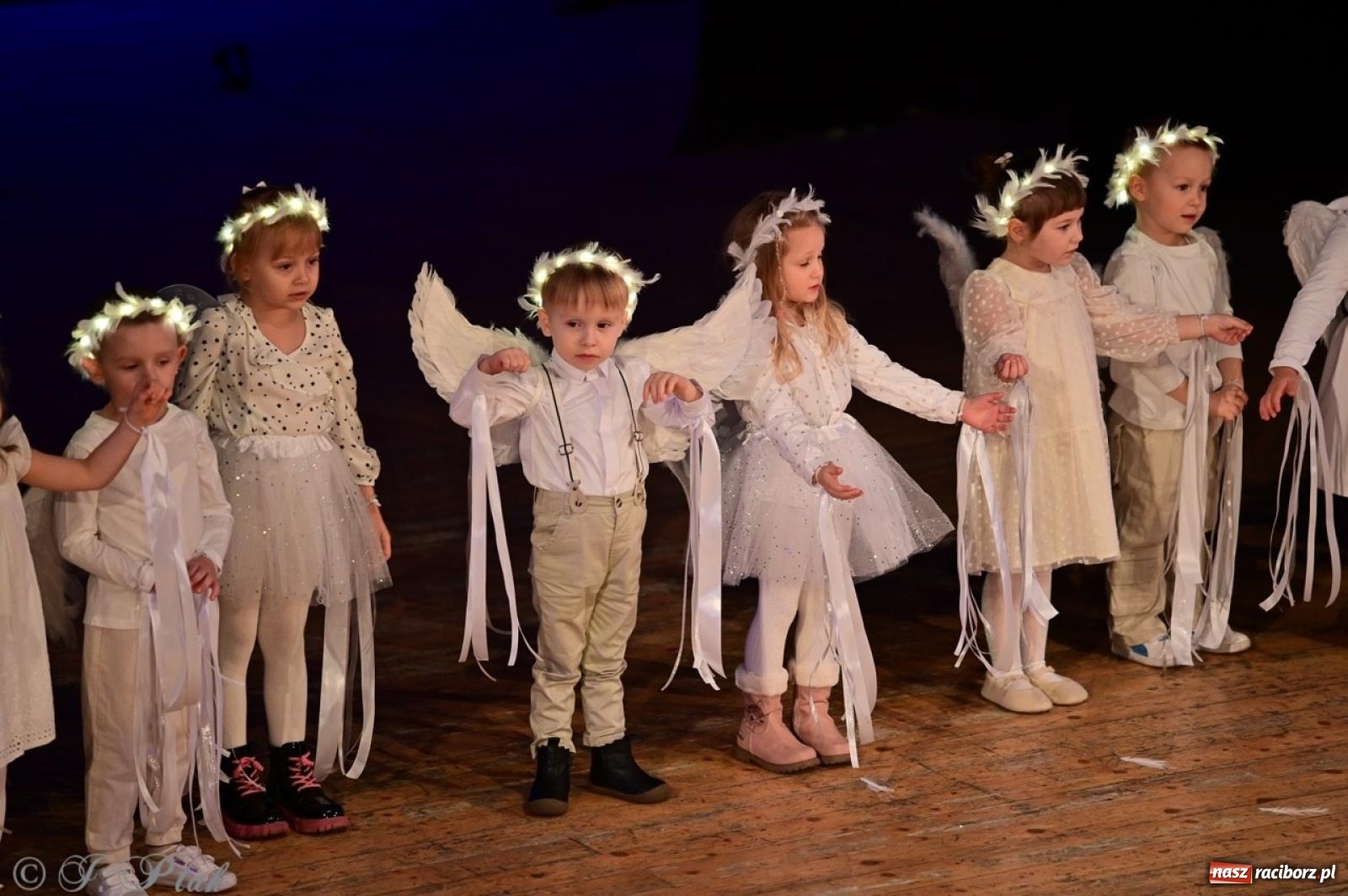 Zdjęcie w galerii na portalu naszraciborz.pl: Przedszkolaki z Trzynastki rozgrzały serca kolędami i pastorałkami w RCK wiadomości z regionu