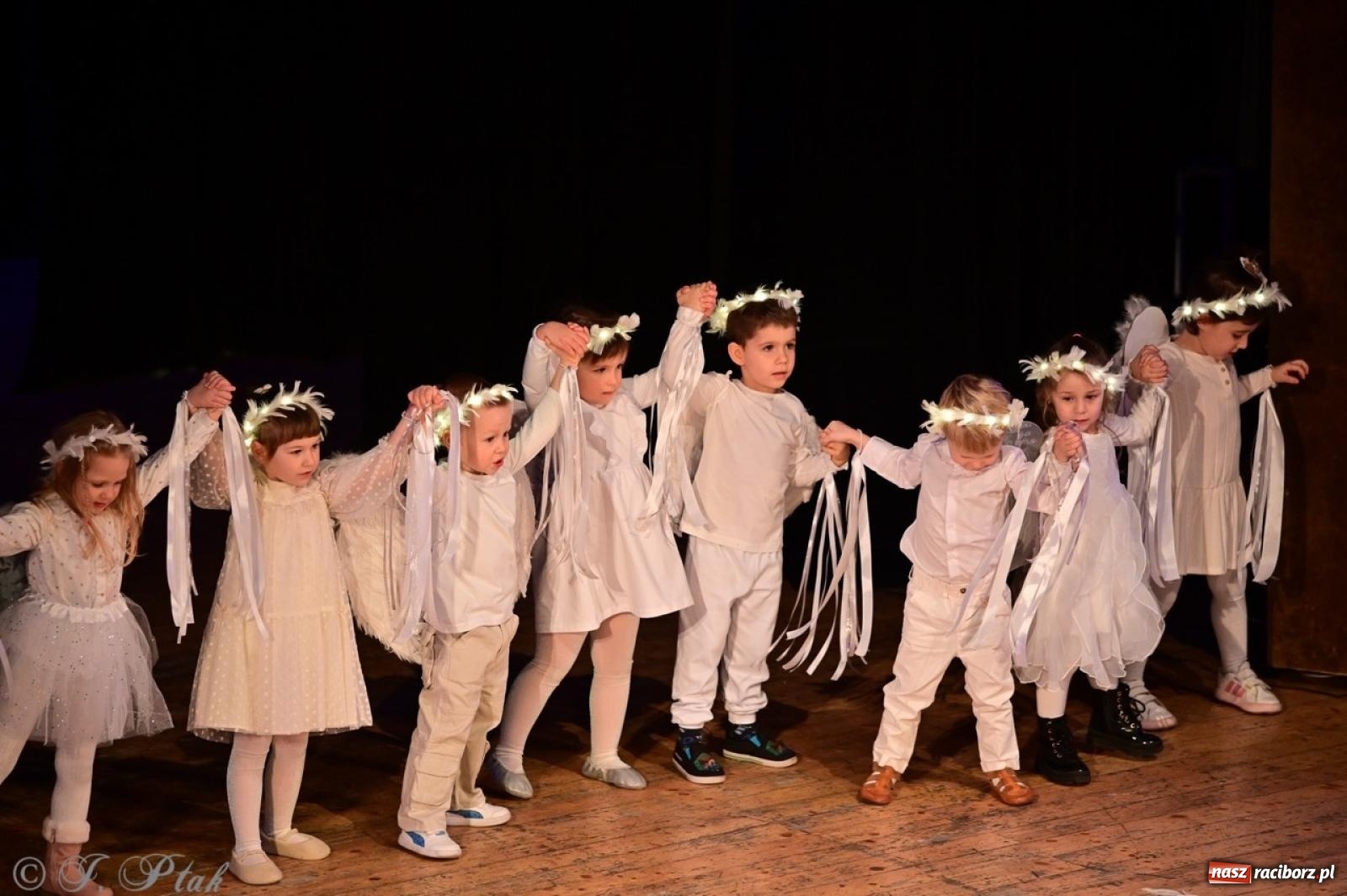 Zdjęcie w galerii na portalu naszraciborz.pl: Przedszkolaki z Trzynastki rozgrzały serca kolędami i pastorałkami w RCK wiadomości z regionu