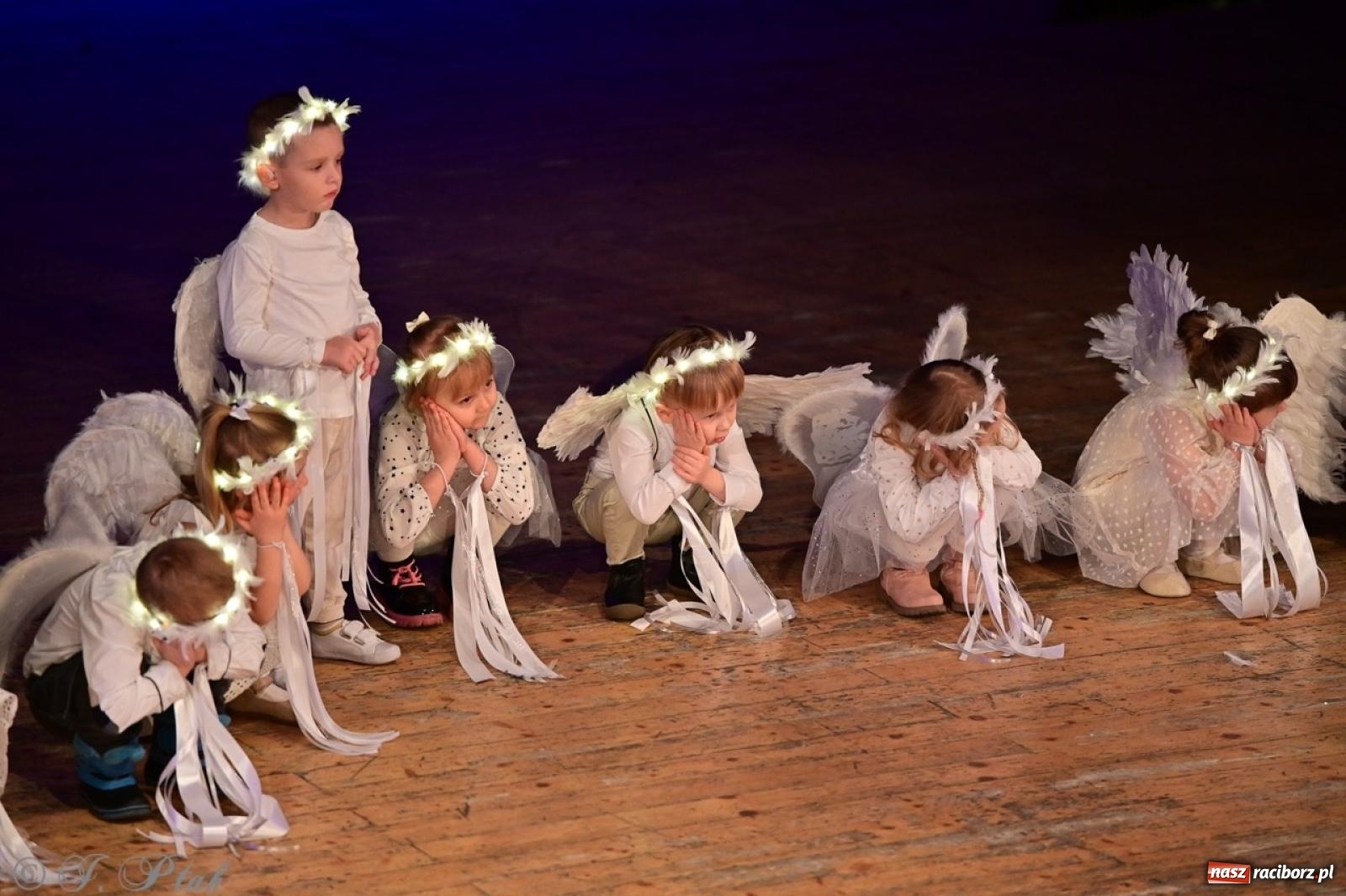 Zdjęcie w galerii na portalu naszraciborz.pl: Przedszkolaki z Trzynastki rozgrzały serca kolędami i pastorałkami w RCK wiadomości z regionu