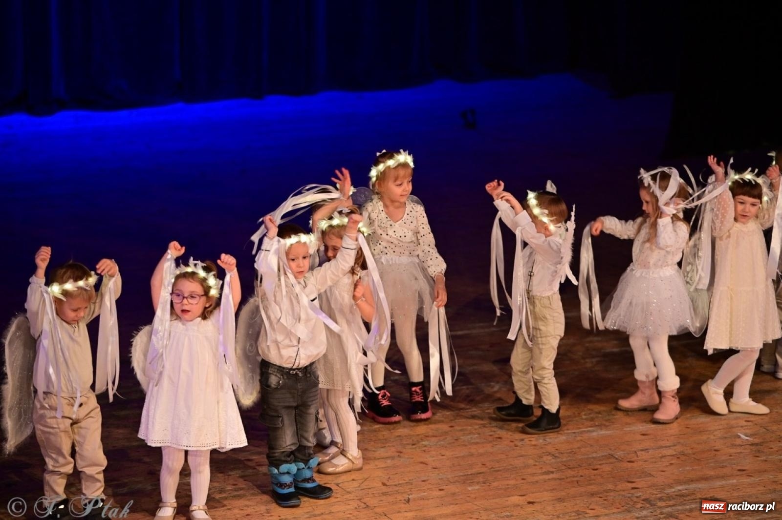 Zdjęcie w galerii na portalu naszraciborz.pl: Przedszkolaki z Trzynastki rozgrzały serca kolędami i pastorałkami w RCK wiadomości z regionu