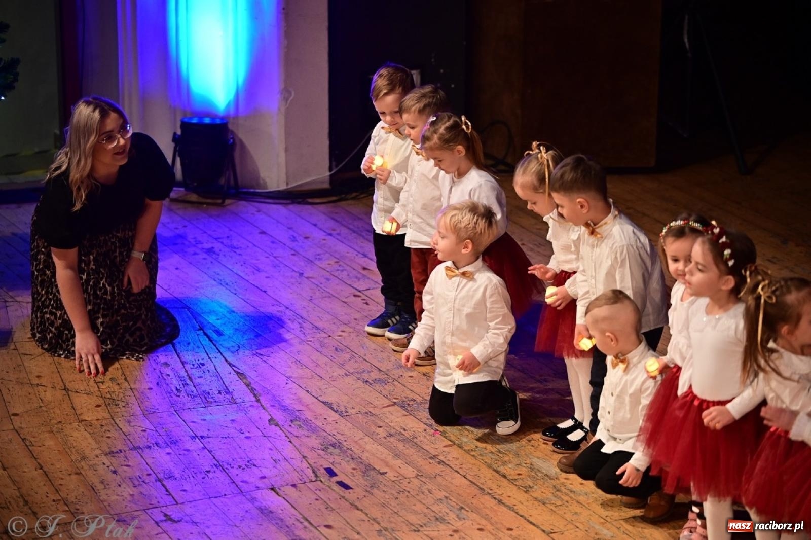 Zdjęcie w galerii na portalu naszraciborz.pl: Przedszkolaki z Trzynastki rozgrzały serca kolędami i pastorałkami w RCK wiadomości z regionu
