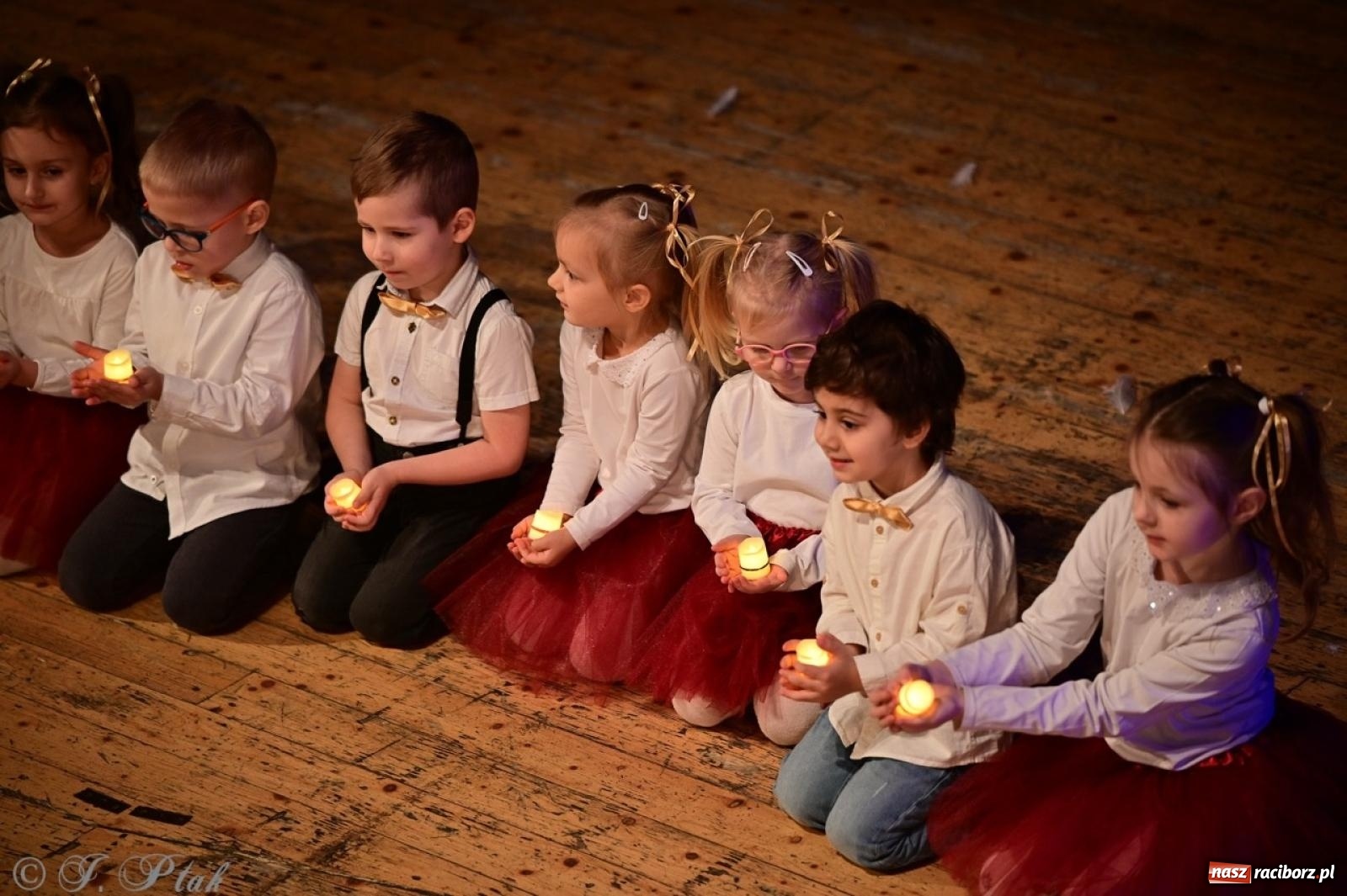 Zdjęcie w galerii na portalu naszraciborz.pl: Przedszkolaki z Trzynastki rozgrzały serca kolędami i pastorałkami w RCK wiadomości z regionu
