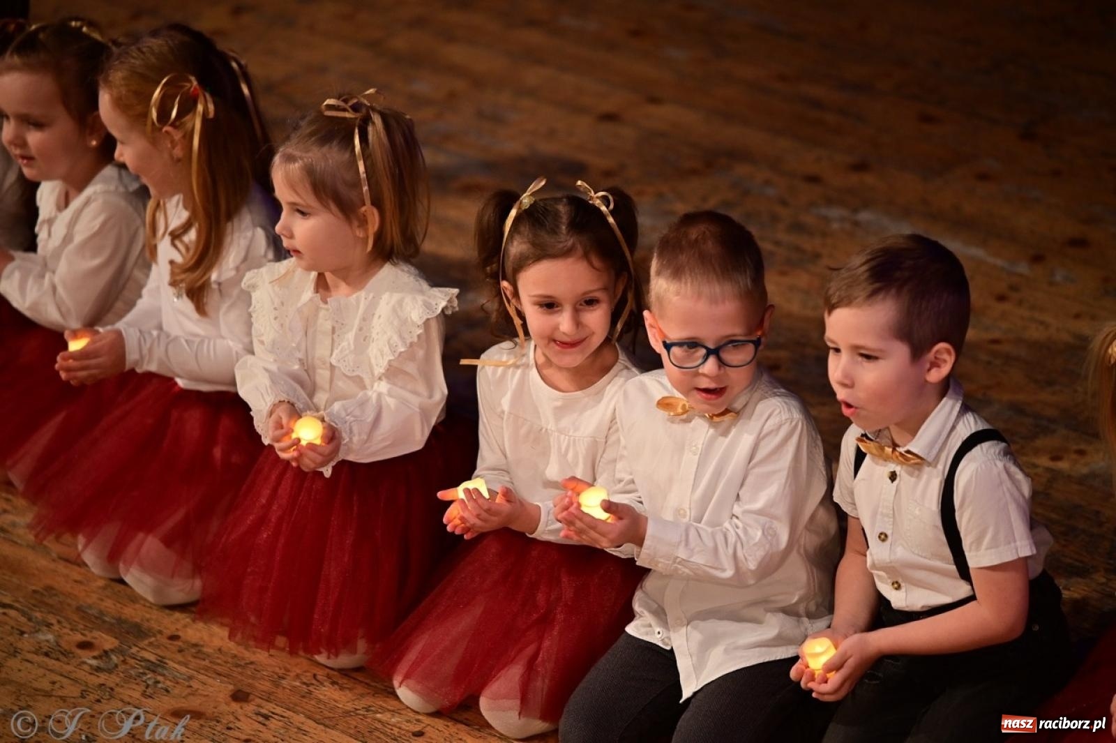 Zdjęcie w galerii na portalu naszraciborz.pl: Przedszkolaki z Trzynastki rozgrzały serca kolędami i pastorałkami w RCK wiadomości z regionu