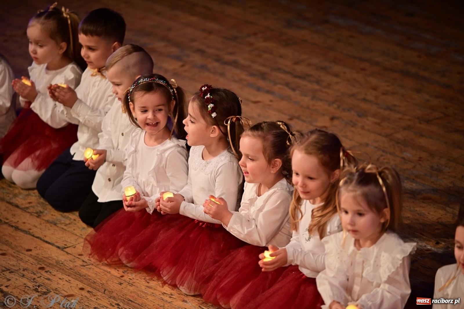 Zdjęcie w galerii na portalu naszraciborz.pl: Przedszkolaki z Trzynastki rozgrzały serca kolędami i pastorałkami w RCK wiadomości z regionu